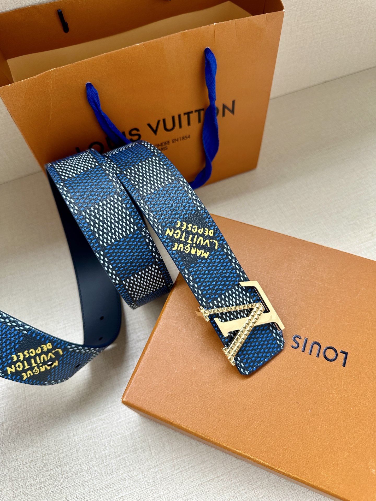 4.0宽 本款 LV Initials 双面腰带凝聚 Pharrell Williams 对典藏设计的灵