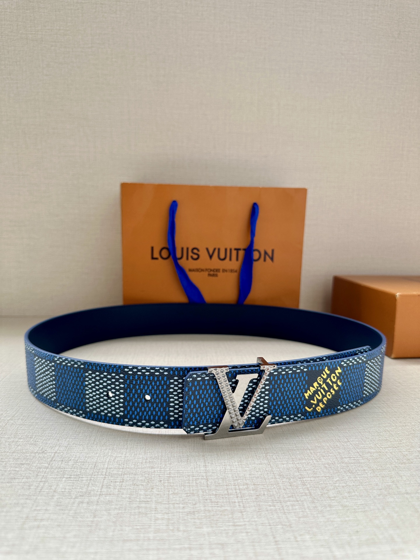 4.0宽 本款 LV Initials 双面腰带凝聚 Pharrell Williams 对典藏设计的灵
