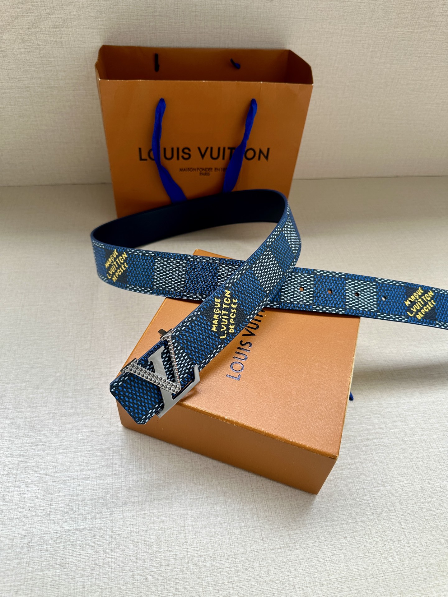 4.0宽 本款 LV Initials 双面腰带凝聚 Pharrell Williams 对典藏设计的灵
