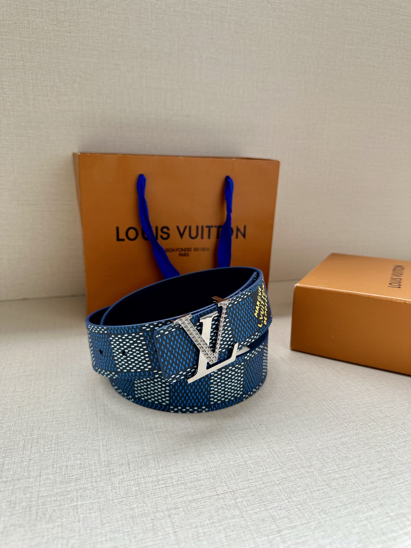 4.0宽 本款 LV Initials 双面腰带凝聚 Pharrell Williams 对典藏设计的灵