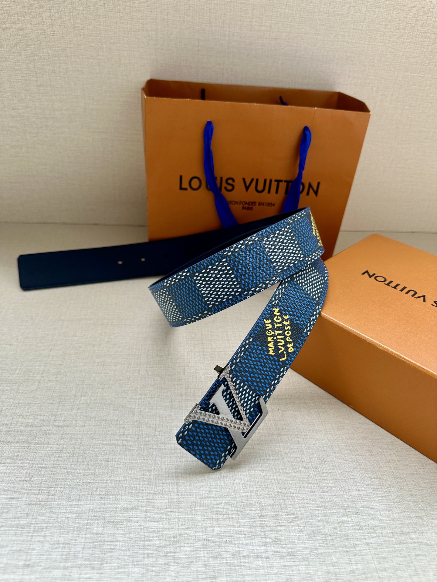 4.0宽 本款 LV Initials 双面腰带凝聚 Pharrell Williams 对典藏设计的灵