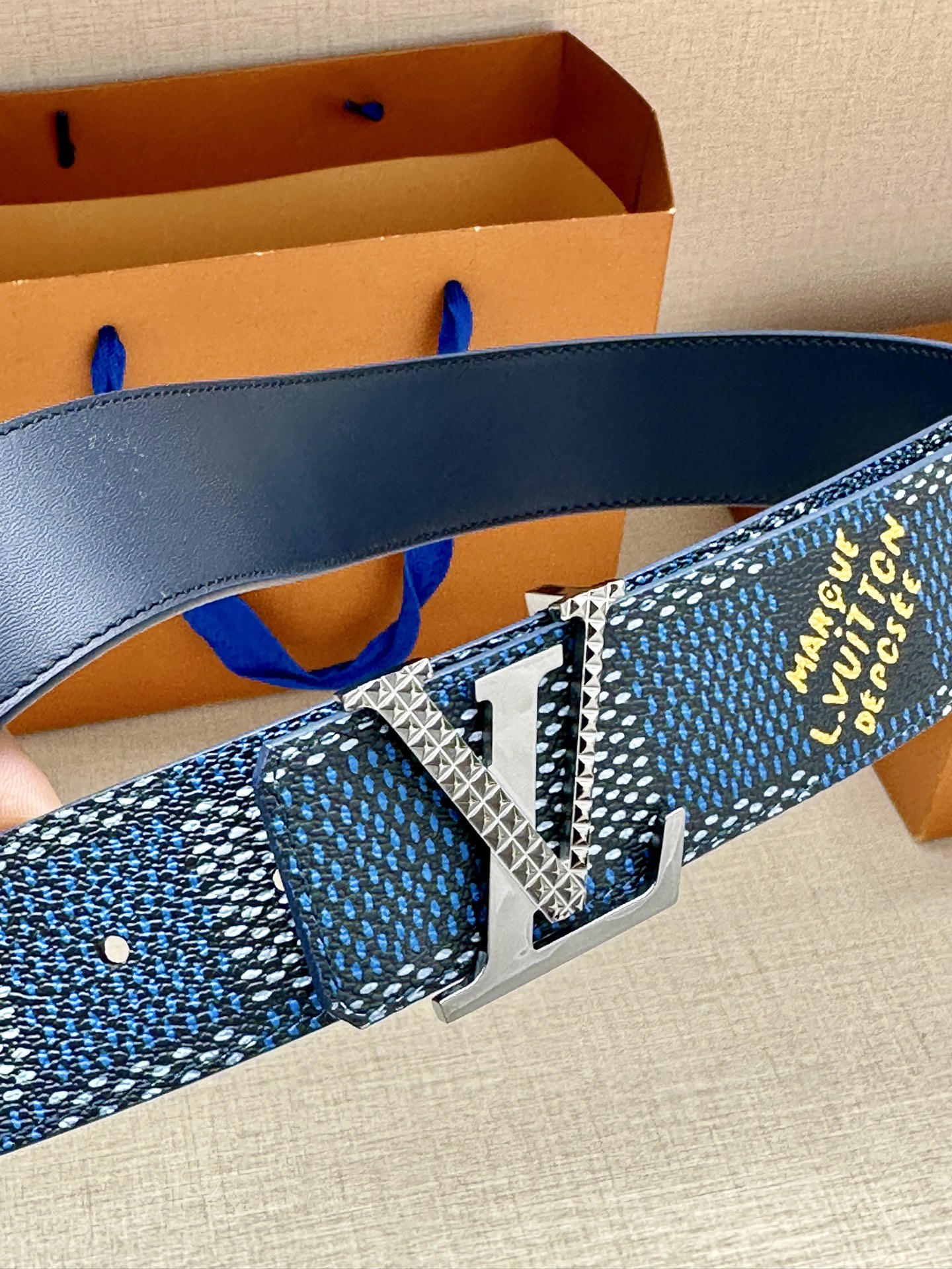 4.0宽 本款 LV Initials 双面腰带凝聚 Pharrell Williams 对典藏设计的灵