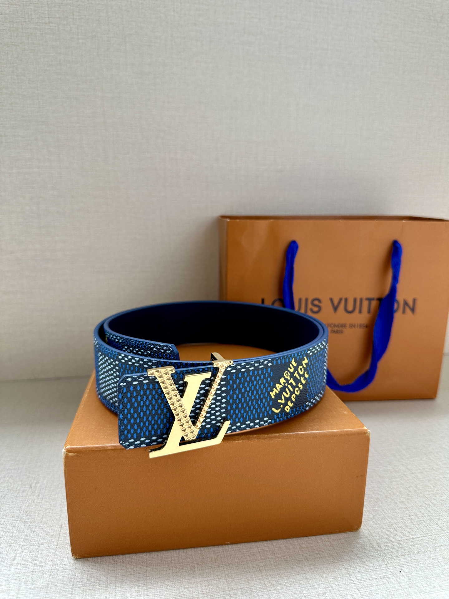 4.0宽 本款 LV Initials 双面腰带凝聚 Pharrell Williams 对典藏设计的灵