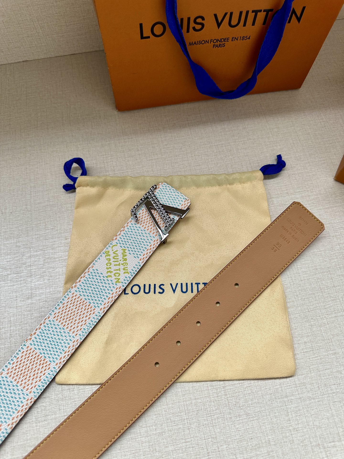 4.0宽 本款 LV Initials 双面腰带凝聚 Pharrell Williams 对典藏设计的灵