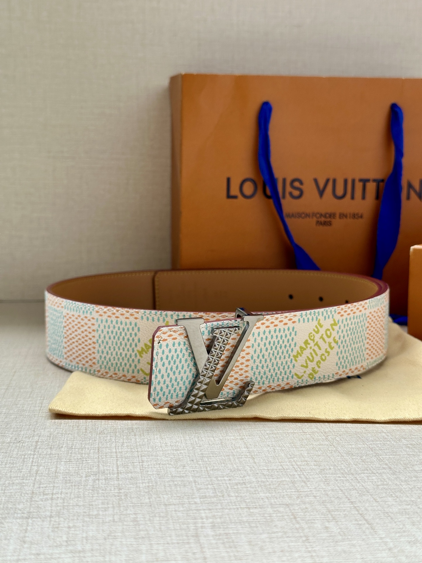 4.0宽 本款 LV Initials 双面腰带凝聚 Pharrell Williams 对典藏设计的灵