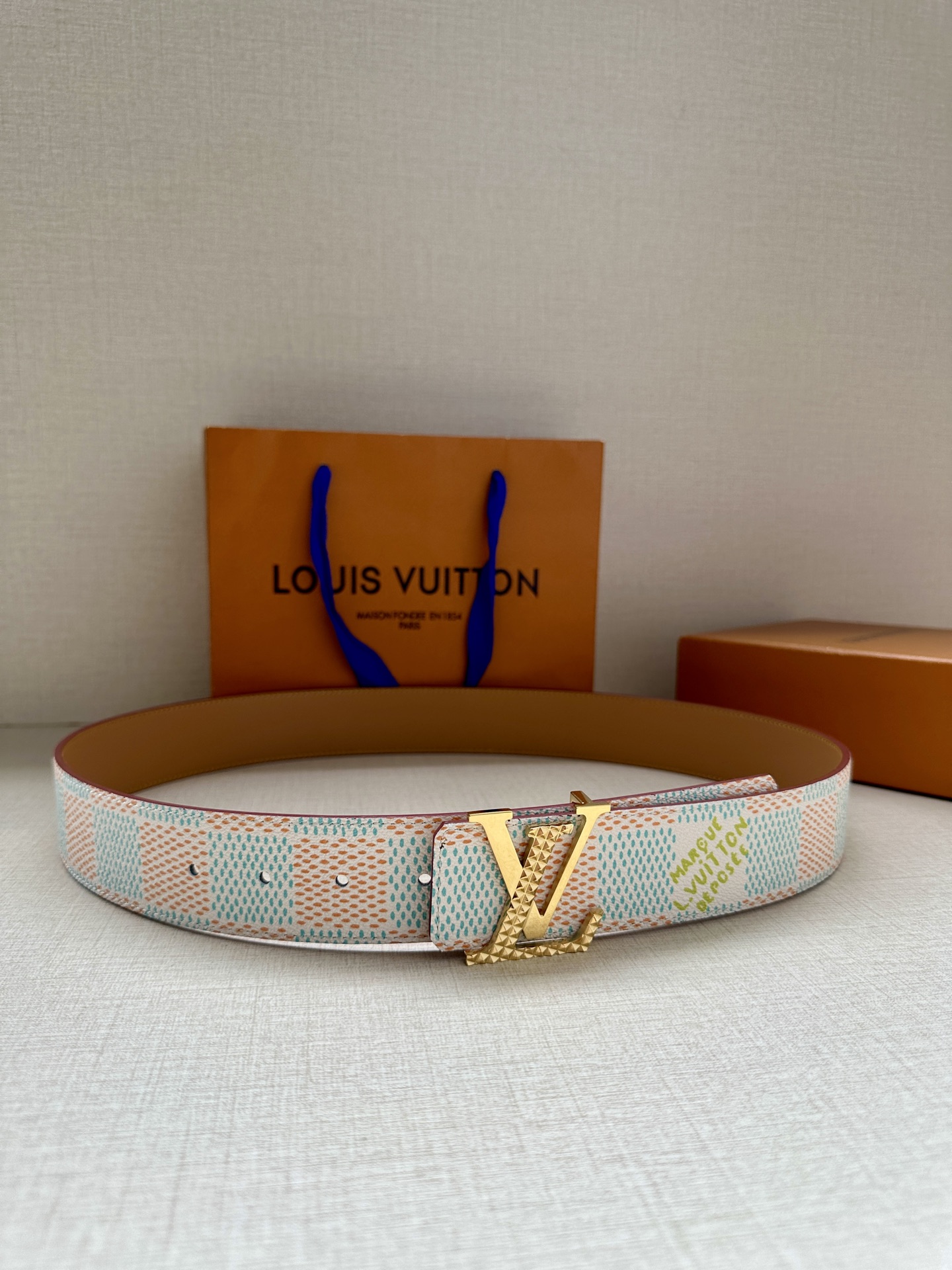 4.0宽 本款 LV Initials 双面腰带凝聚 Pharrell Williams 对典藏设计的灵