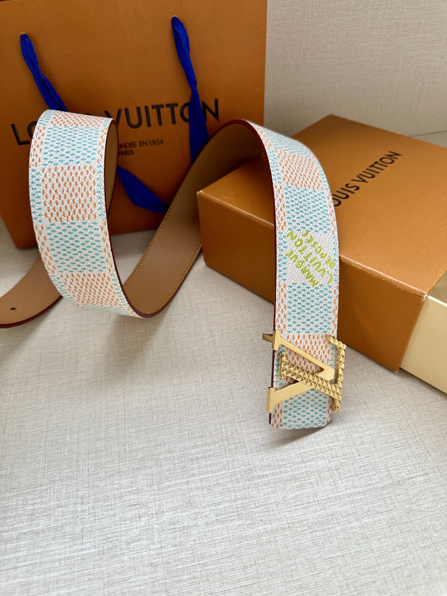 4.0宽 本款 LV Initials 双面腰带凝聚 Pharrell Williams 对典藏设计的灵