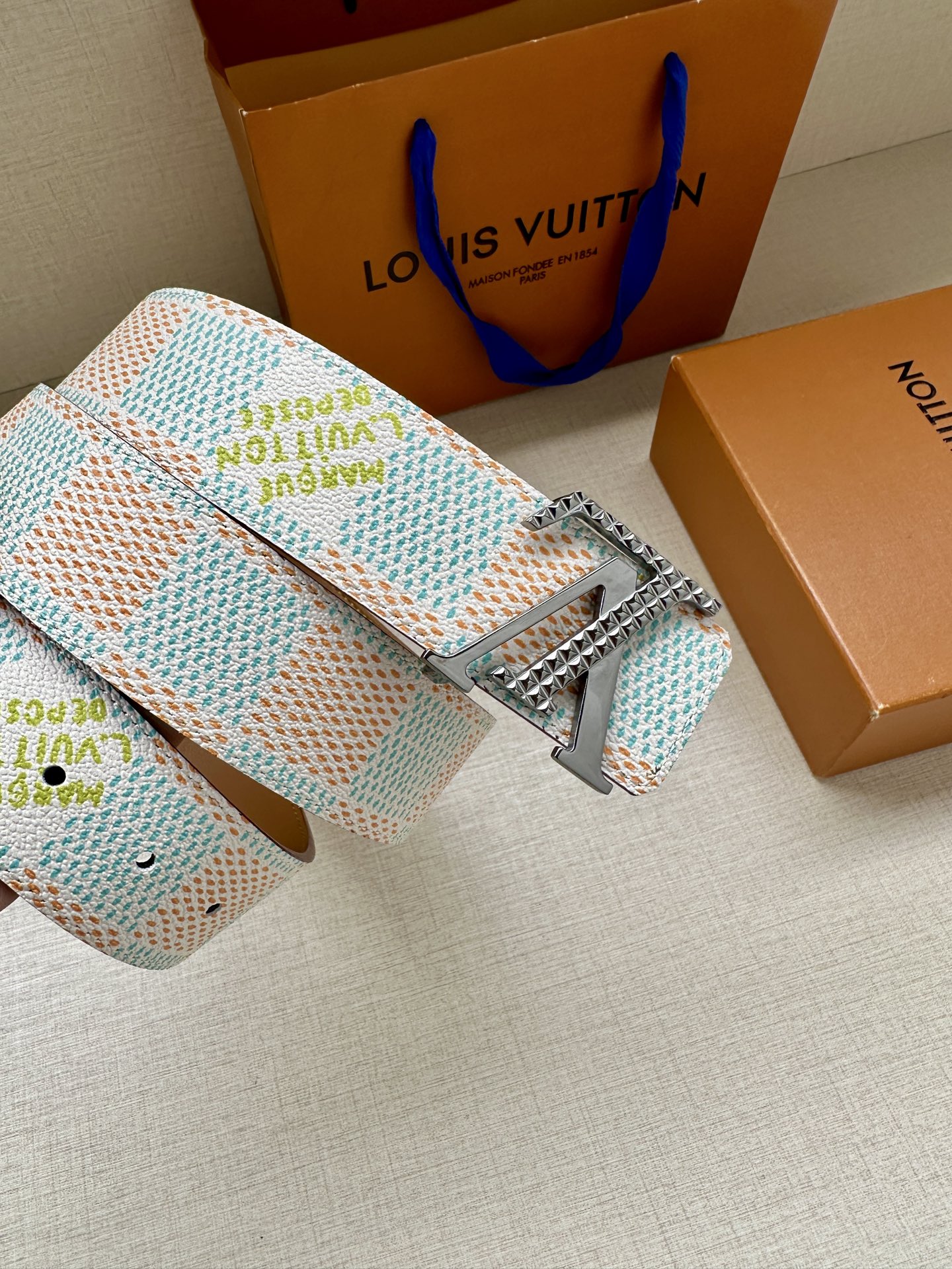 4.0宽 本款 LV Initials 双面腰带凝聚 Pharrell Williams 对典藏设计的灵