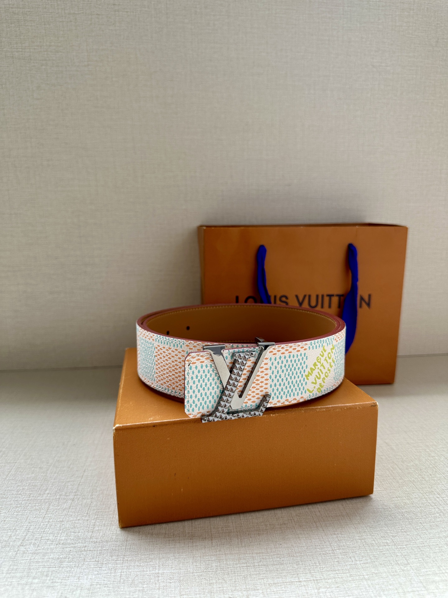 4.0宽 本款 LV Initials 双面腰带凝聚 Pharrell Williams 对典藏设计的灵