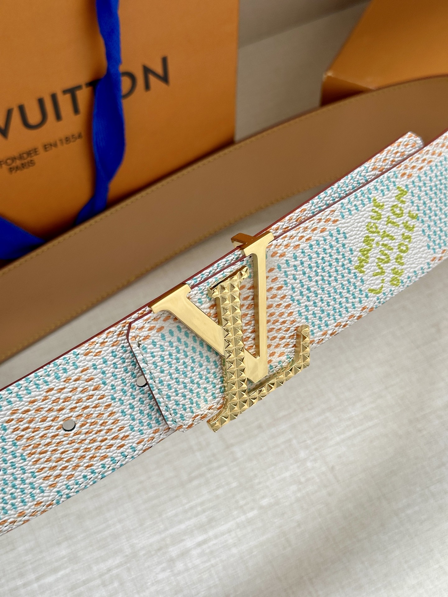 4.0宽 本款 LV Initials 双面腰带凝聚 Pharrell Williams 对典藏设计的灵