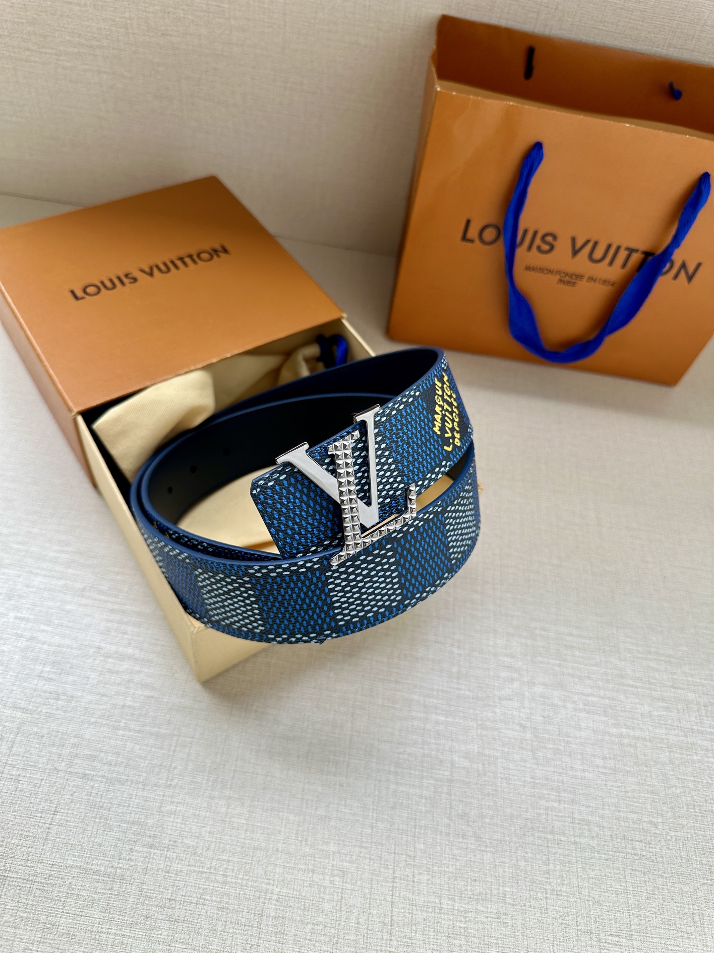 4.0宽 本款 LV Initials 双面腰带凝聚 Pharrell Williams 对典藏设计的灵