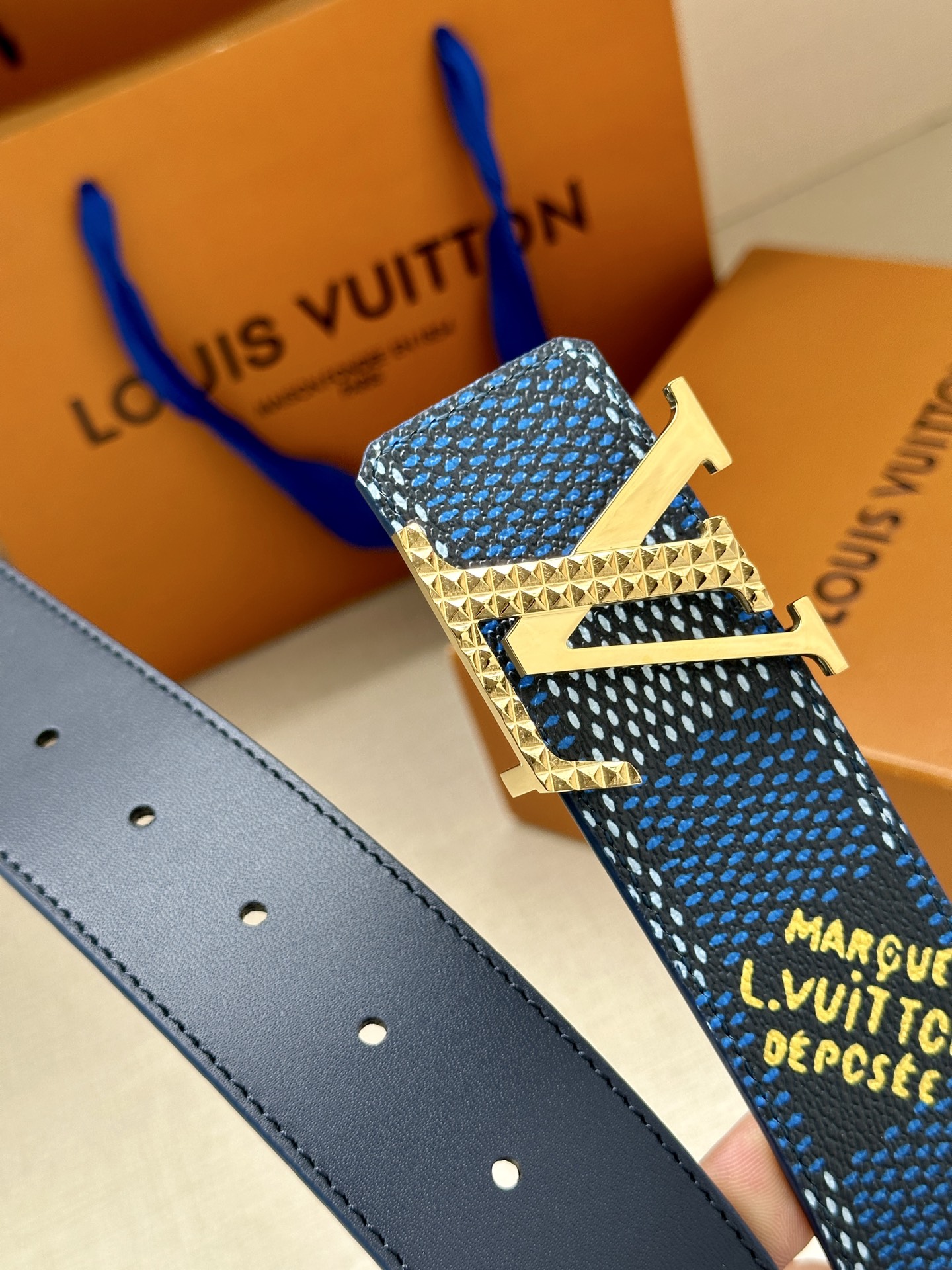 4.0宽 本款 LV Initials 双面腰带凝聚 Pharrell Williams 对典藏设计的灵