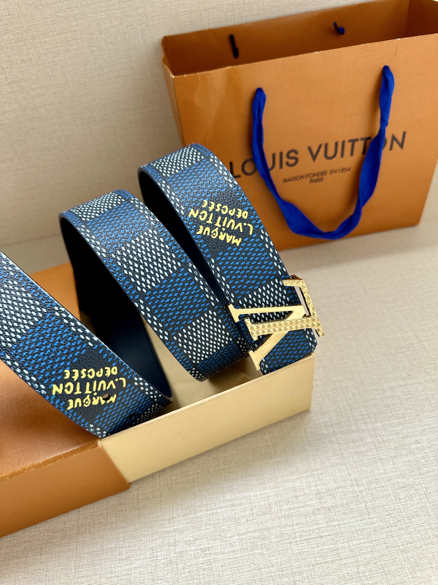 4.0宽 本款 LV Initials 双面腰带凝聚 Pharrell Williams 对典藏设计的灵