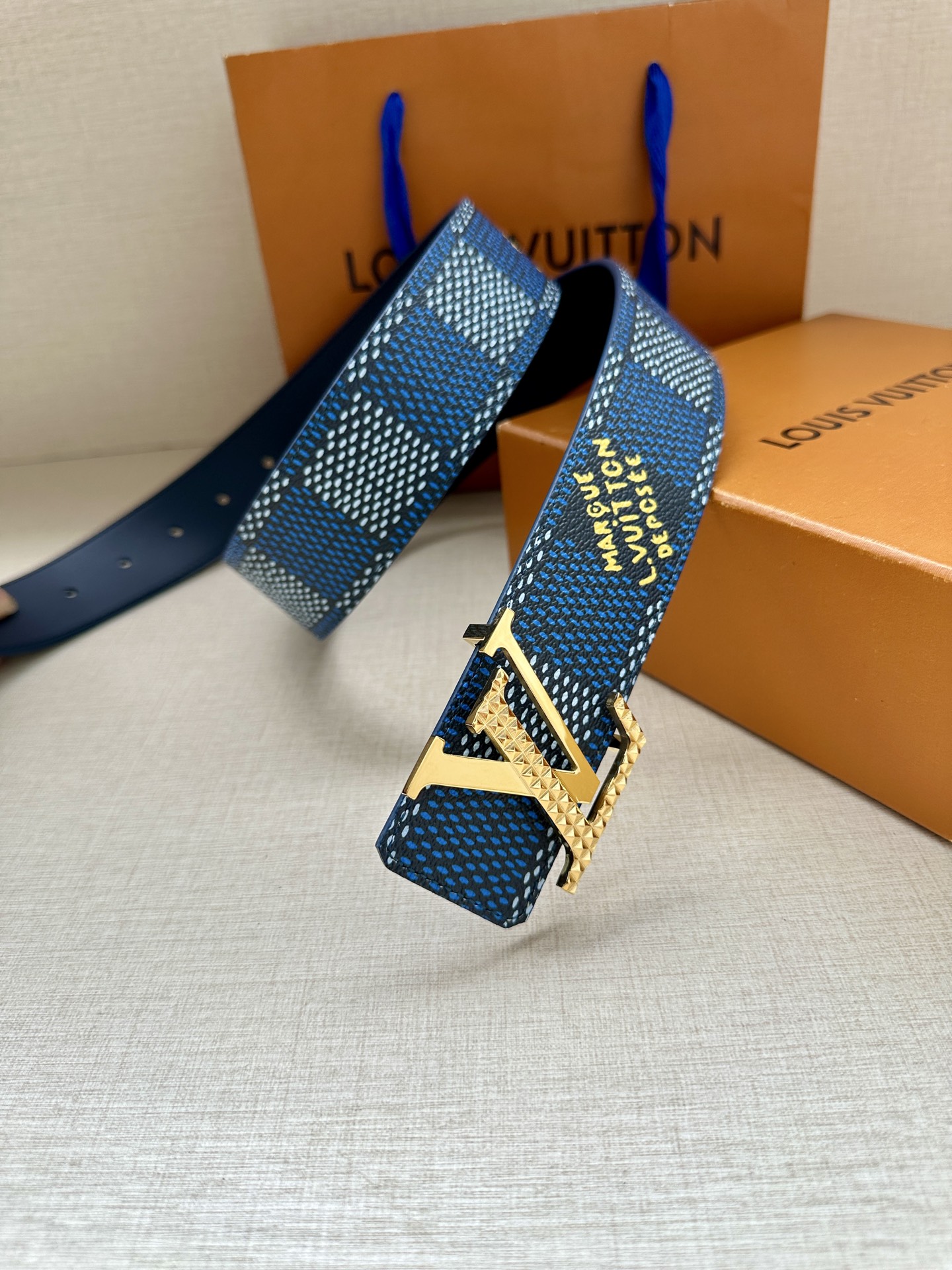 4.0宽 本款 LV Initials 双面腰带凝聚 Pharrell Williams 对典藏设计的灵