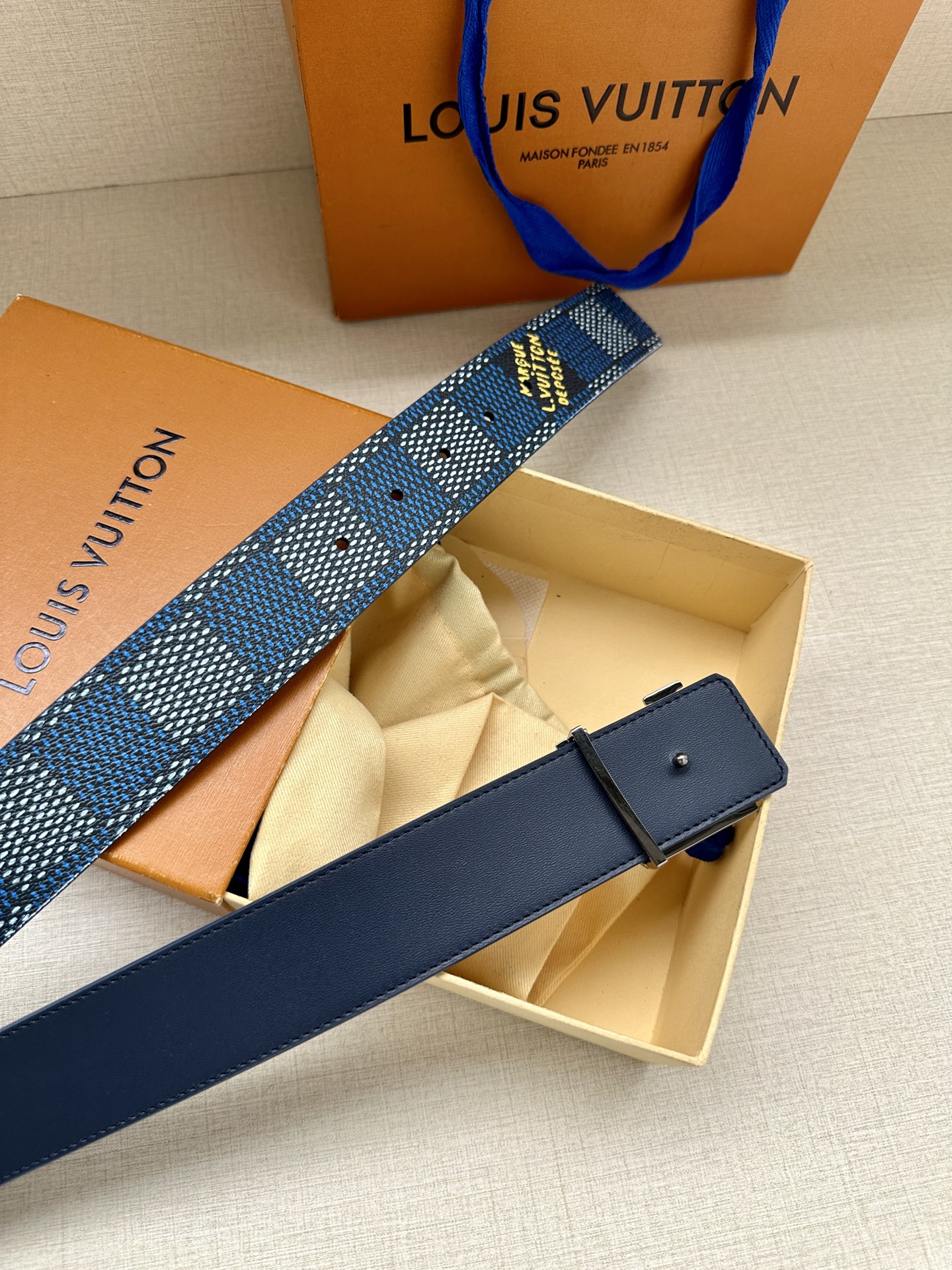 4.0宽 本款 LV Initials 双面腰带凝聚 Pharrell Williams 对典藏设计的灵
