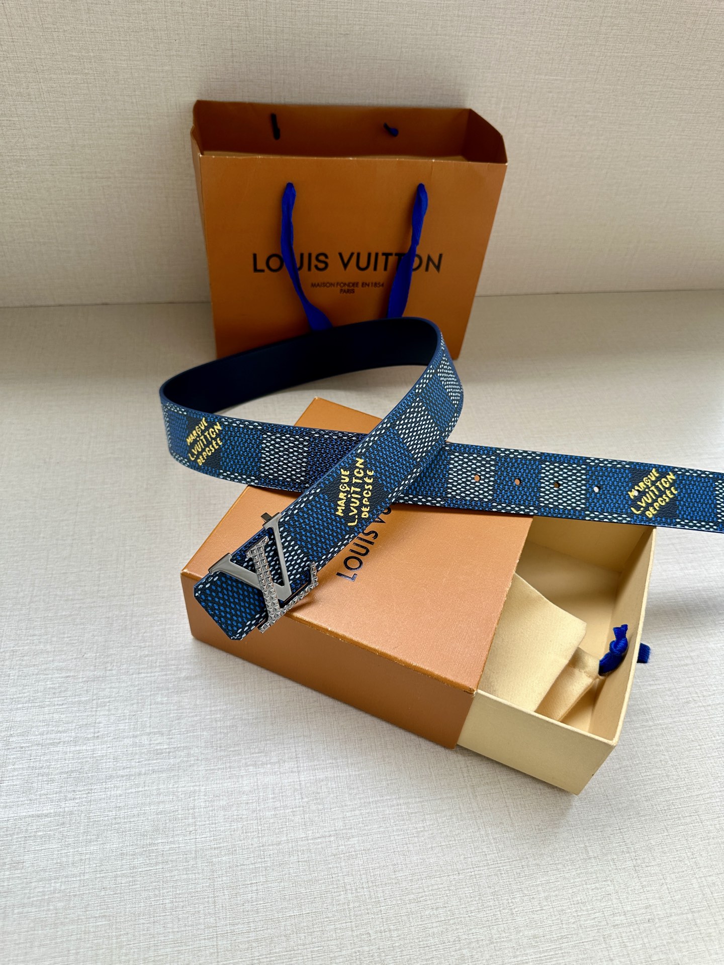 4.0宽 本款 LV Initials 双面腰带凝聚 Pharrell Williams 对典藏设计的灵