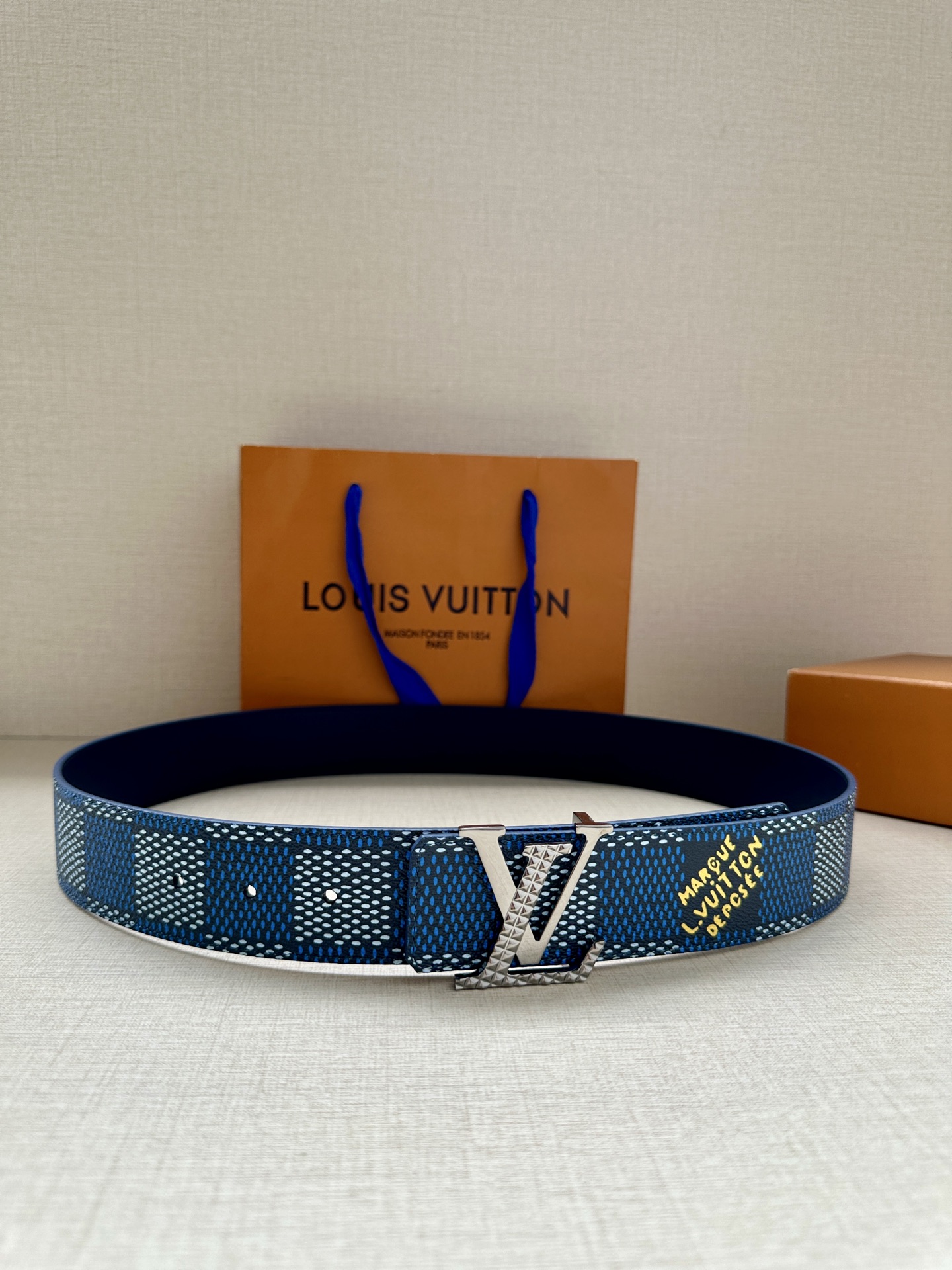 4.0宽 本款 LV Initials 双面腰带凝聚 Pharrell Williams 对典藏设计的灵