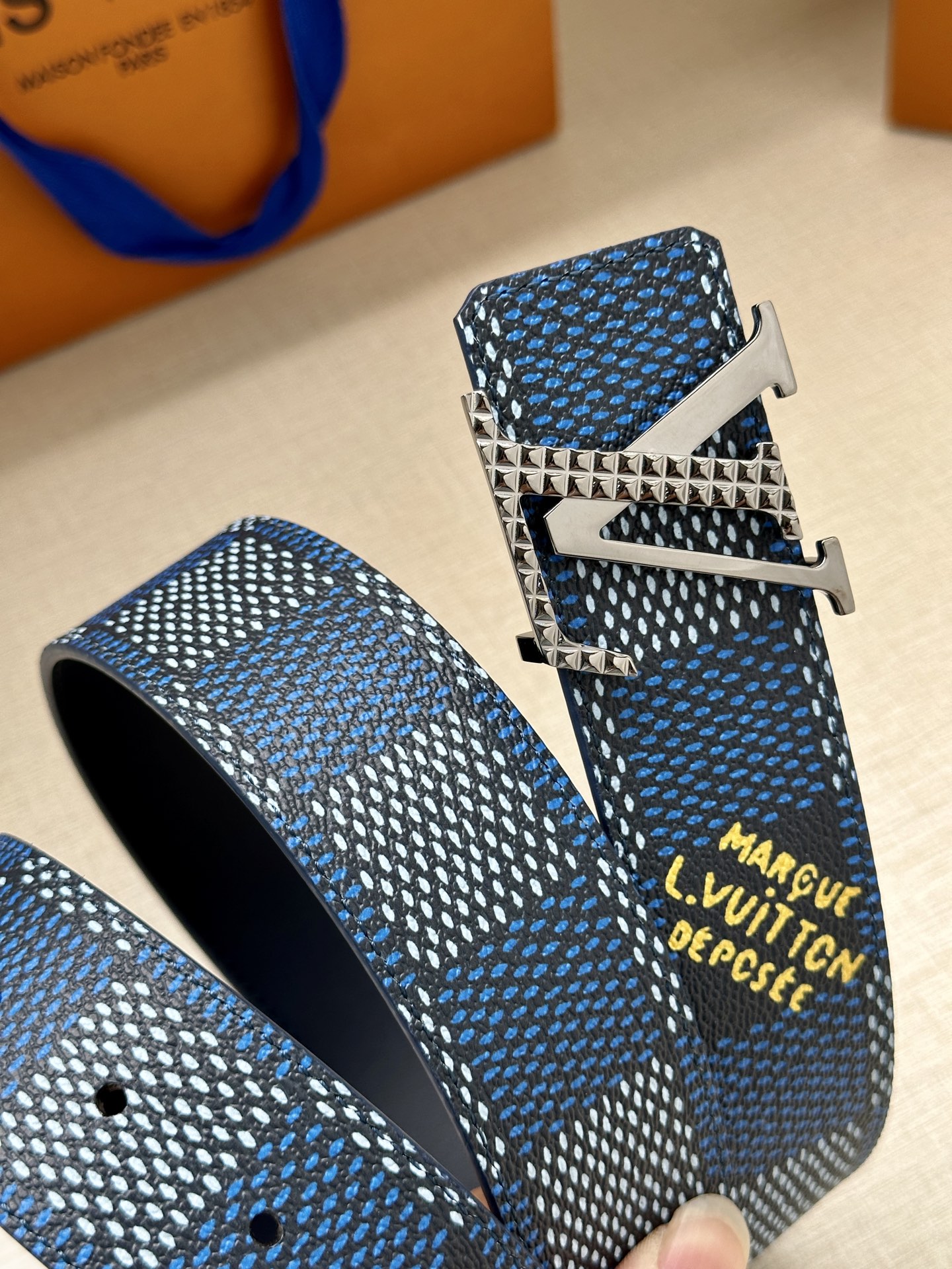 4.0宽 本款 LV Initials 双面腰带凝聚 Pharrell Williams 对典藏设计的灵