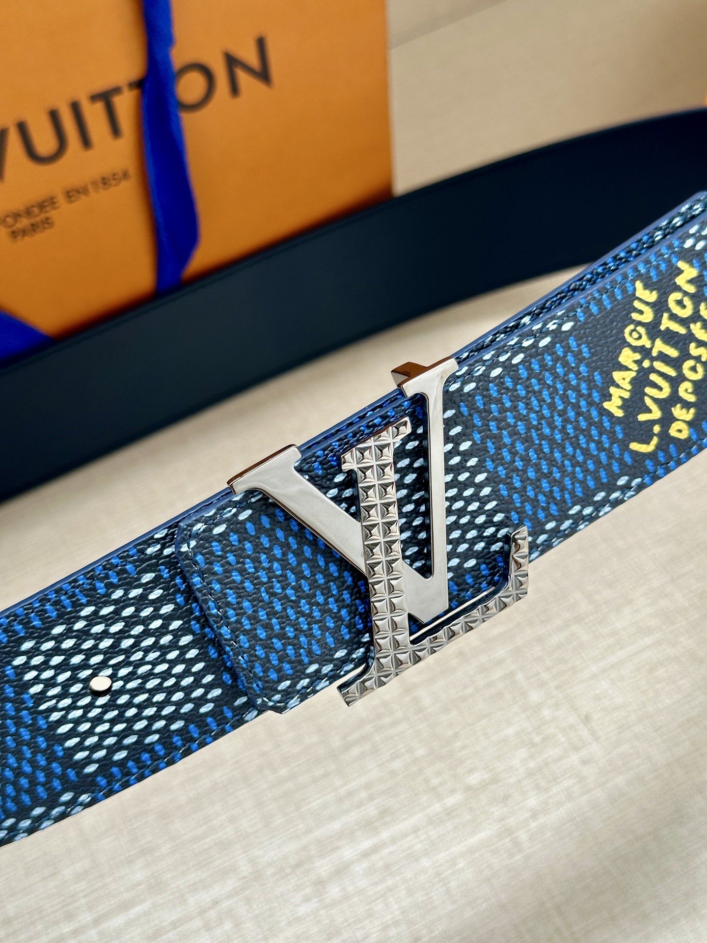 4.0宽 本款 LV Initials 双面腰带凝聚 Pharrell Williams 对典藏设计的灵