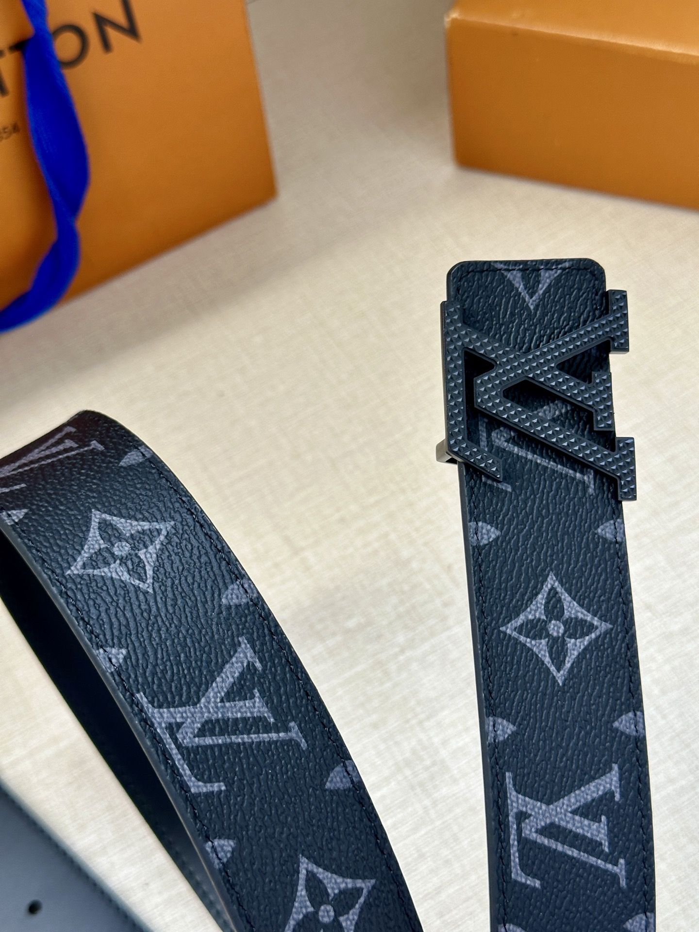 LV Initiales3.4宽腰带取材 Monogram Eclipse 帆布和素净牛皮，为标志性 L