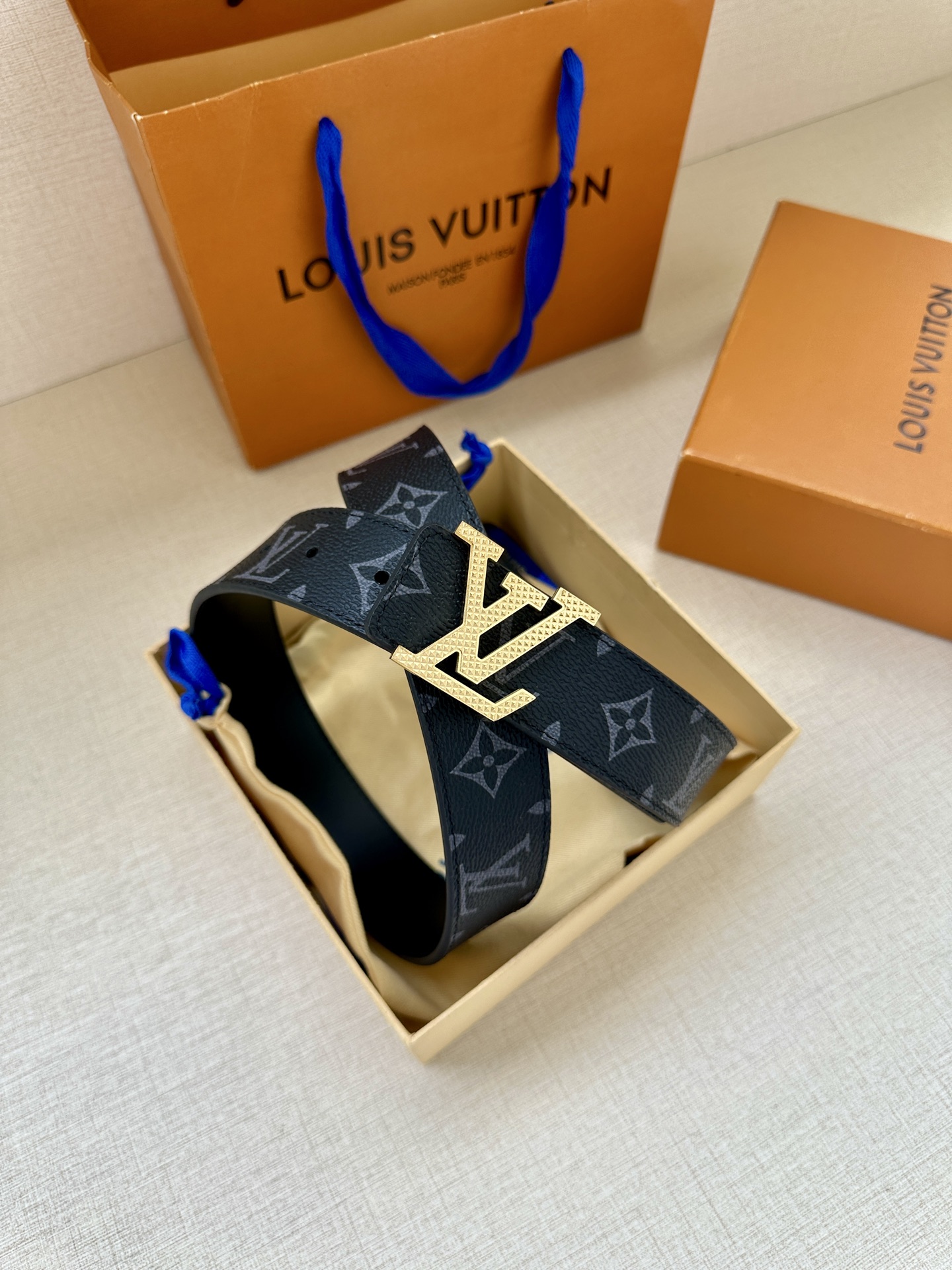 LV Initiales3.4宽腰带取材 Monogram Eclipse 帆布和素净牛皮，为标志性 L