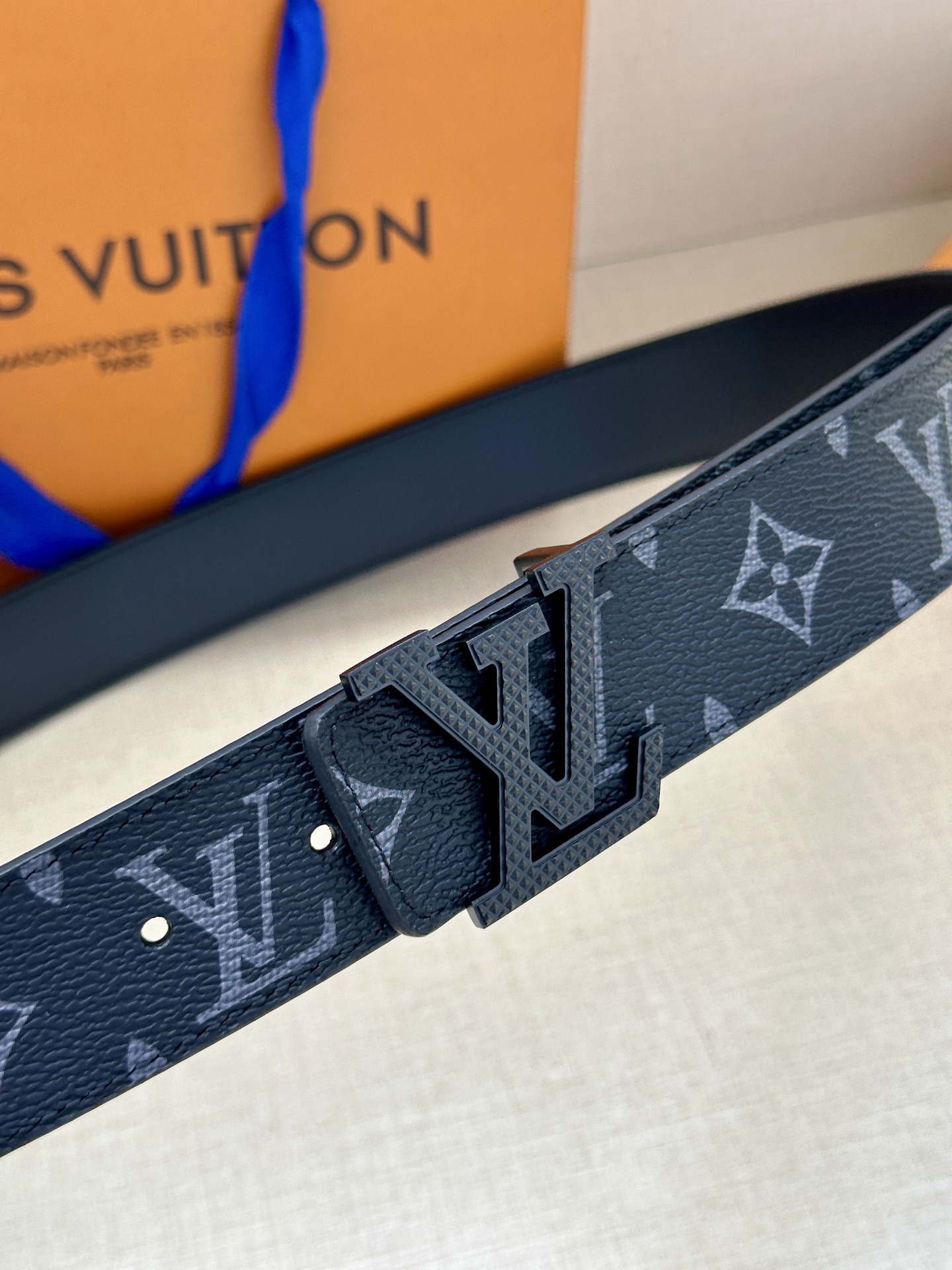 LV Initiales3.4宽腰带取材 Monogram Eclipse 帆布和素净牛皮，为标志性 L