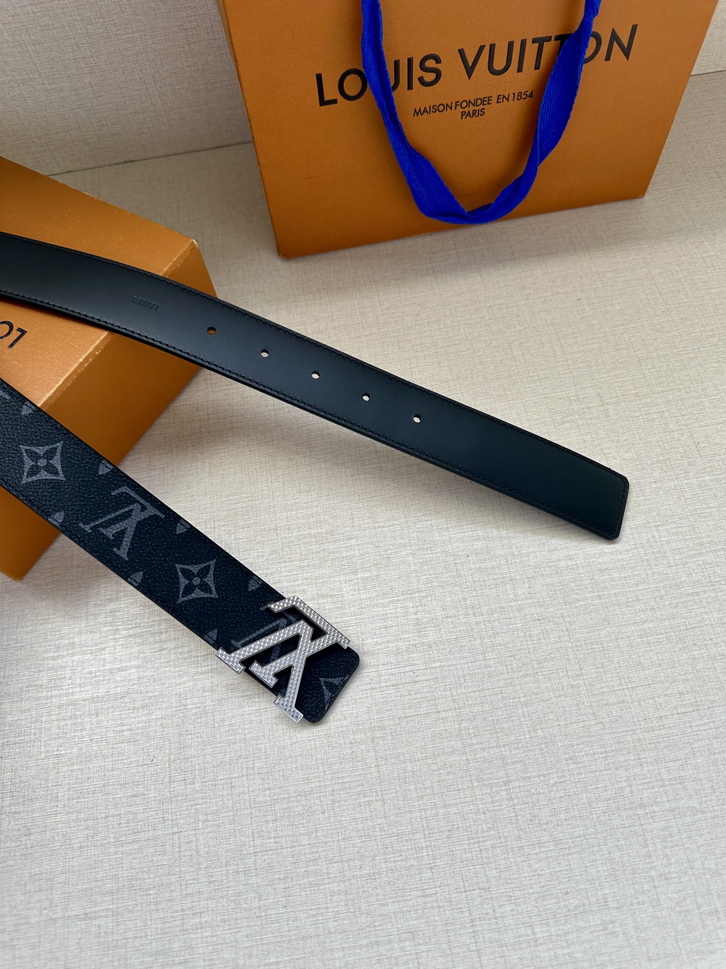 LV Initiales3.4宽腰带取材 Monogram Eclipse 帆布和素净牛皮，为标志性 L