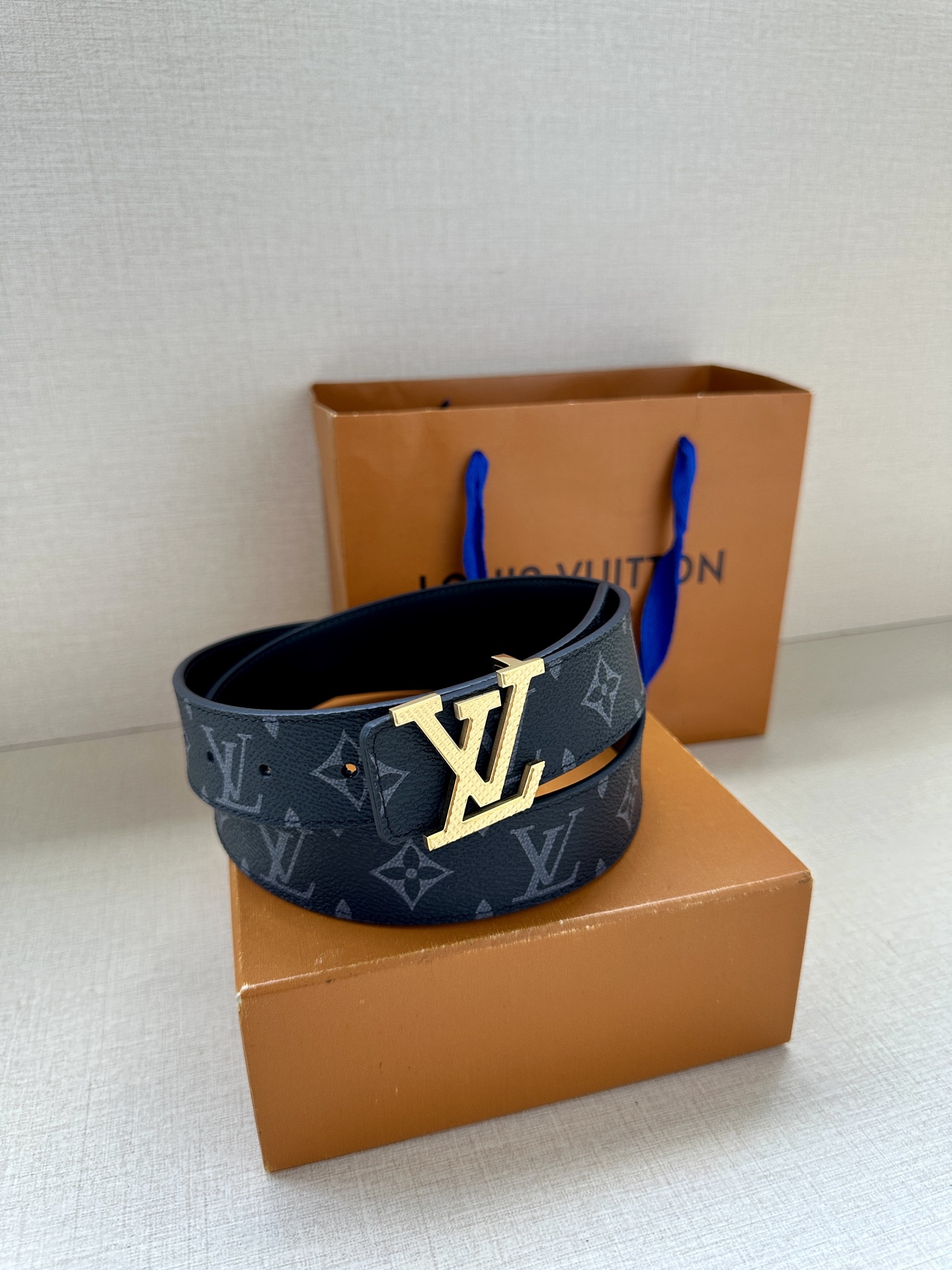LV Initiales3.4宽腰带取材 Monogram Eclipse 帆布和素净牛皮，为标志性 L