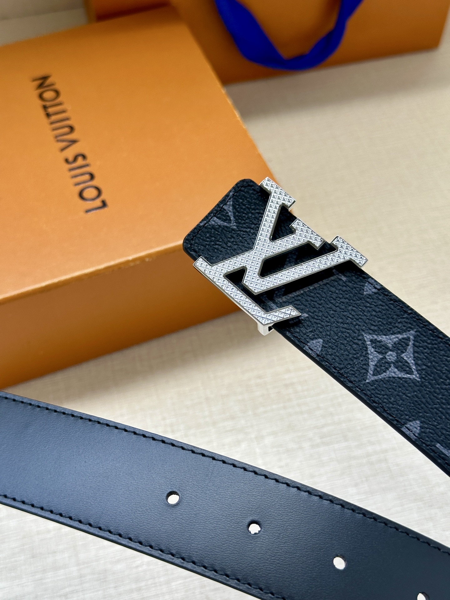 LV Initiales3.4宽腰带取材 Monogram Eclipse 帆布和素净牛皮，为标志性 L