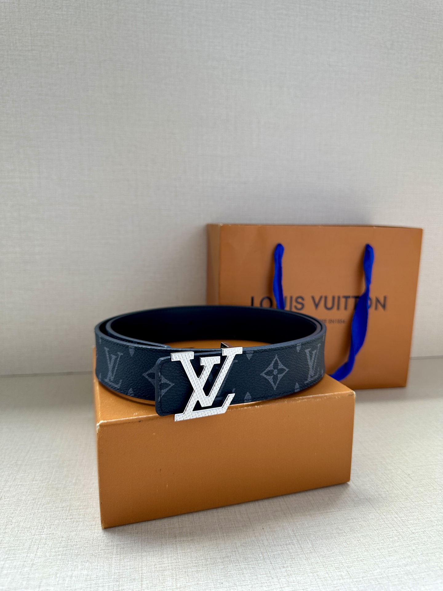 LV Initiales3.4宽腰带取材 Monogram Eclipse 帆布和素净牛皮，为标志性 L
