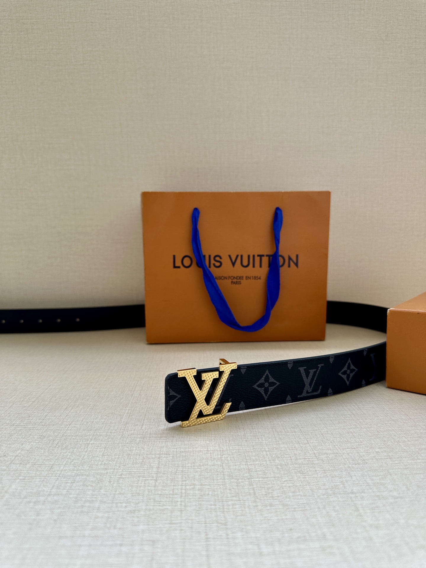 LV Initiales3.4宽腰带取材 Monogram Eclipse 帆布和素净牛皮，为标志性 L