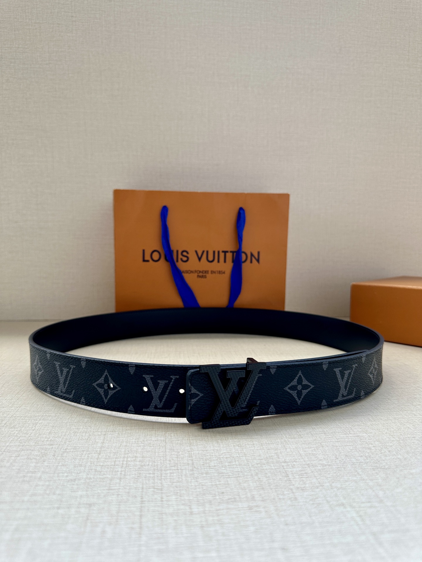 LV Initiales3.4宽腰带取材 Monogram Eclipse 帆布和素净牛皮，为标志性 L