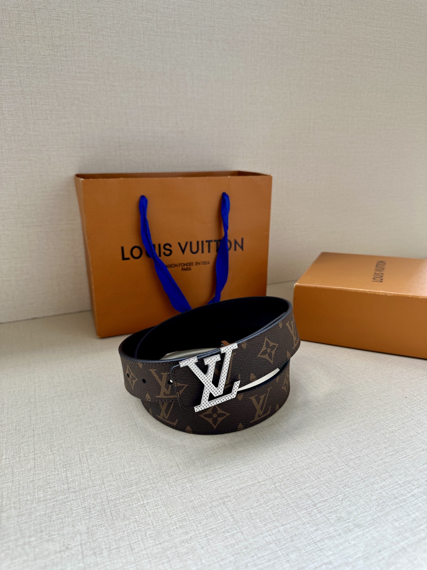 LV Initiales3.4宽腰带取材 Monogram Eclipse 帆布和素净牛皮，为标志性 L