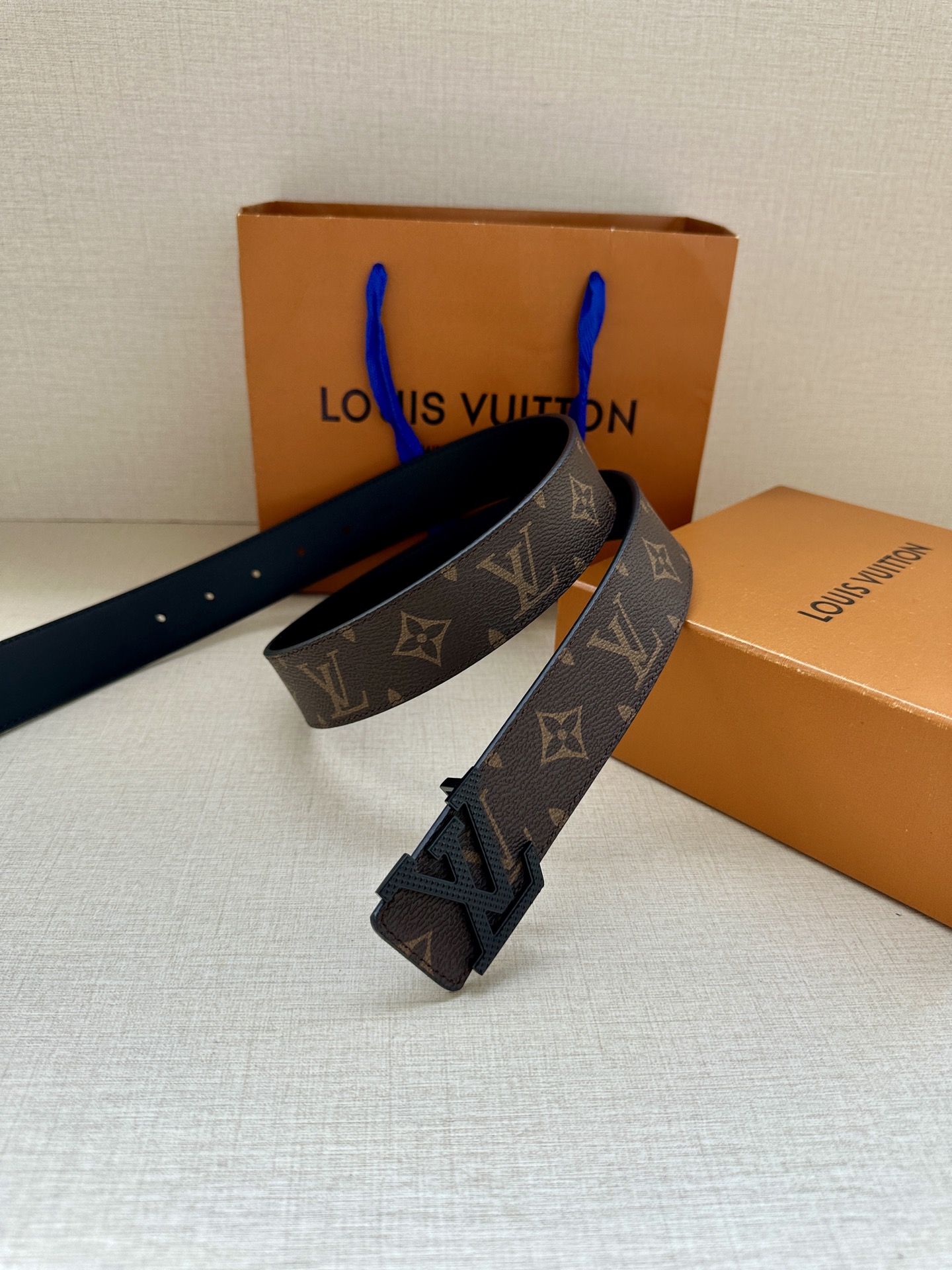 LV Initiales3.4宽腰带取材 Monogram Eclipse 帆布和素净牛皮，为标志性 L