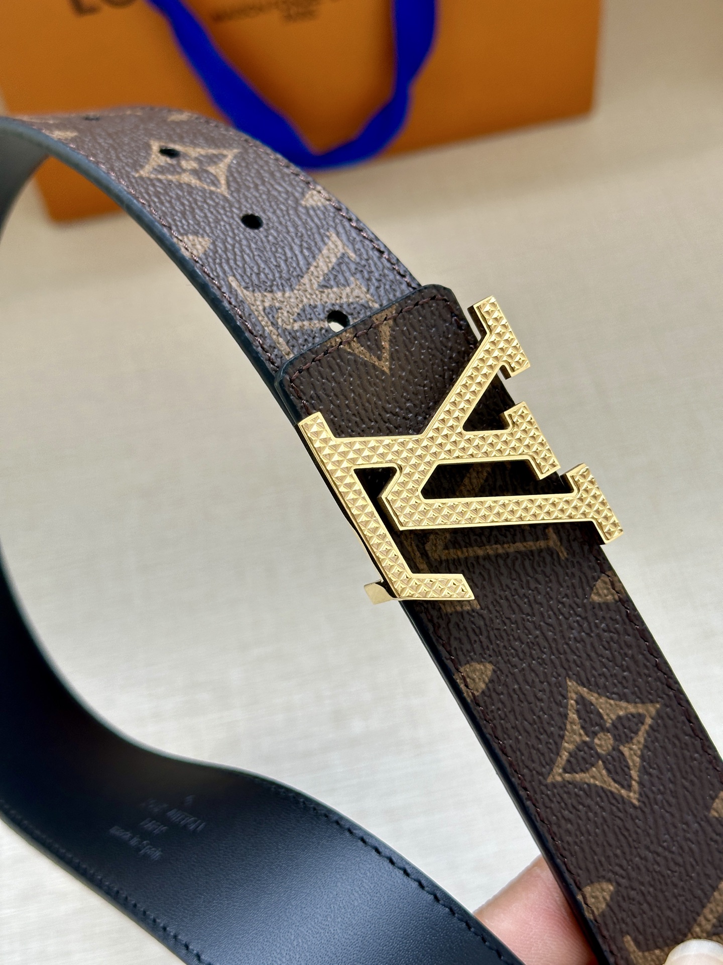 LV Initiales3.4宽腰带取材 Monogram Eclipse 帆布和素净牛皮，为标志性 L