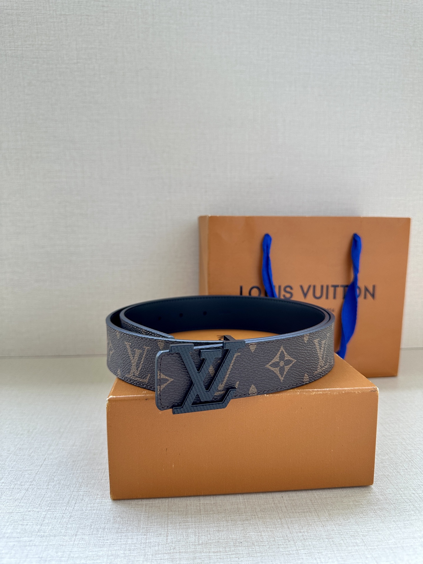 LV Initiales3.4宽腰带取材 Monogram Eclipse 帆布和素净牛皮，为标志性 L