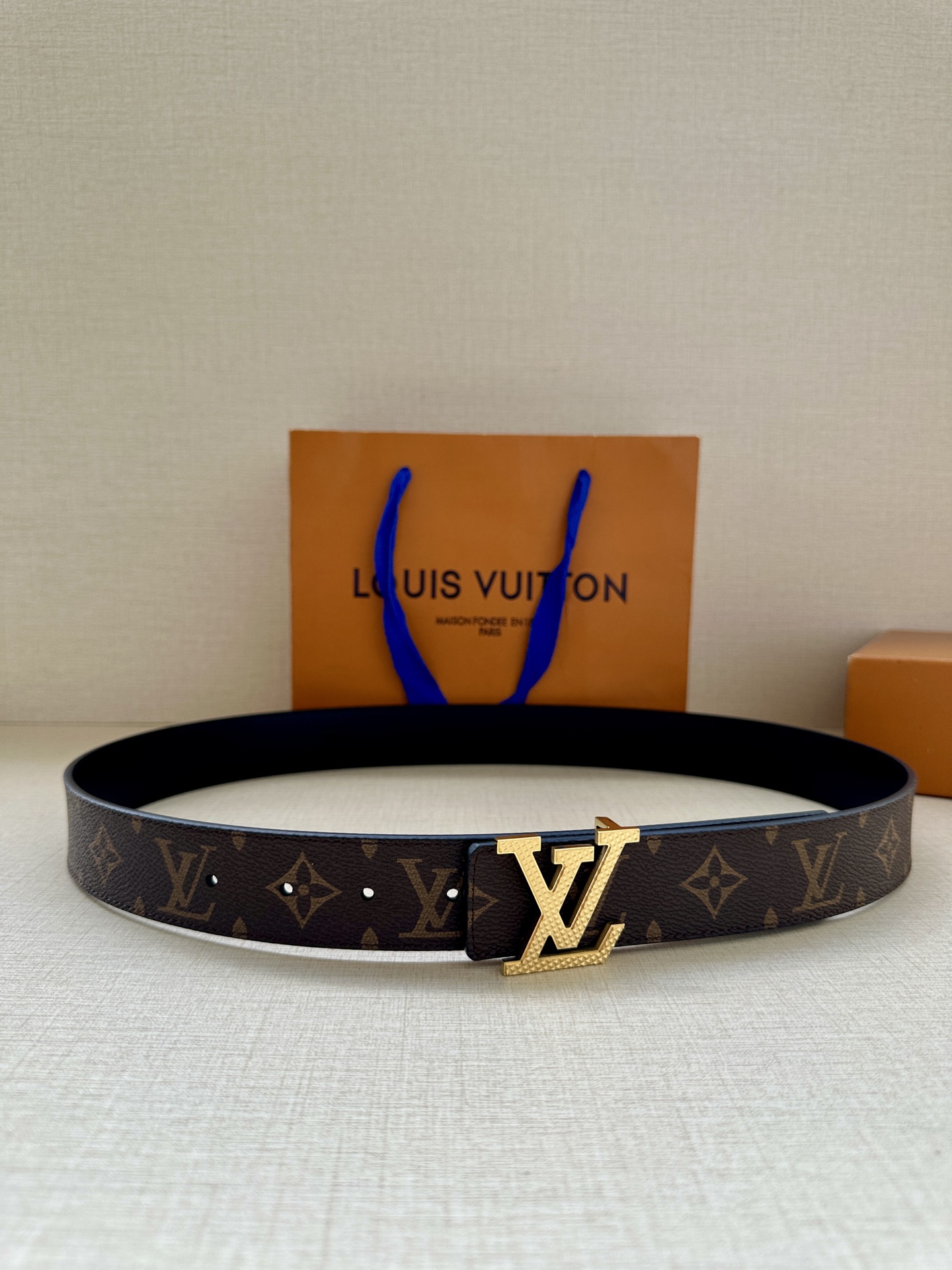 LV Initiales3.4宽腰带取材 Monogram Eclipse 帆布和素净牛皮，为标志性 L