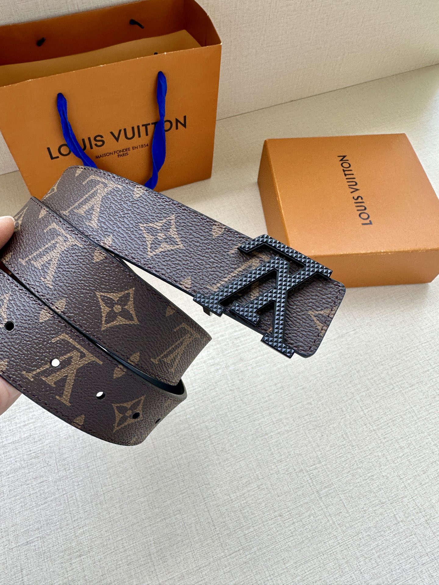 LV Initiales3.4宽腰带取材 Monogram Eclipse 帆布和素净牛皮，为标志性 L