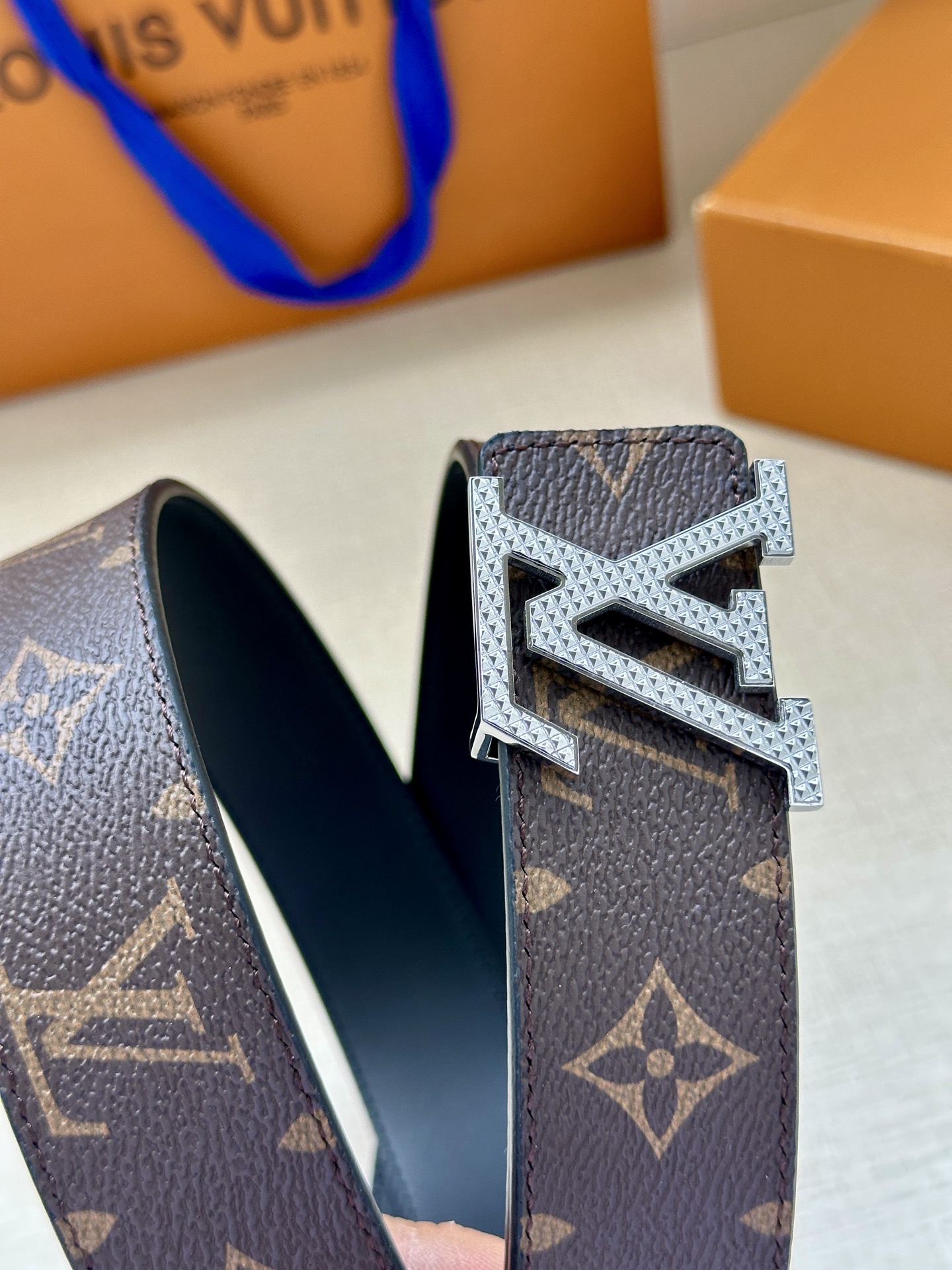 LV Initiales3.4宽腰带取材 Monogram Eclipse 帆布和素净牛皮，为标志性 L