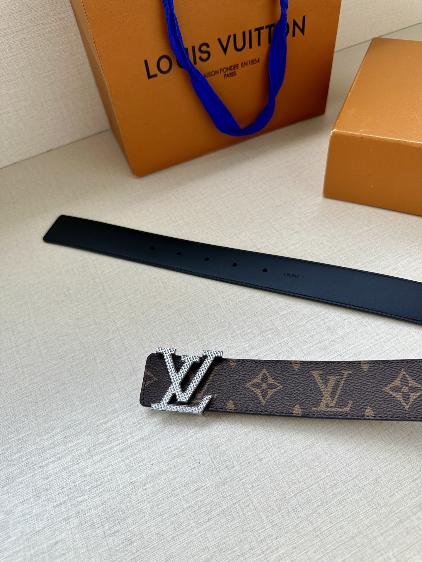 LV Initiales3.4宽腰带取材 Monogram Eclipse 帆布和素净牛皮，为标志性 L