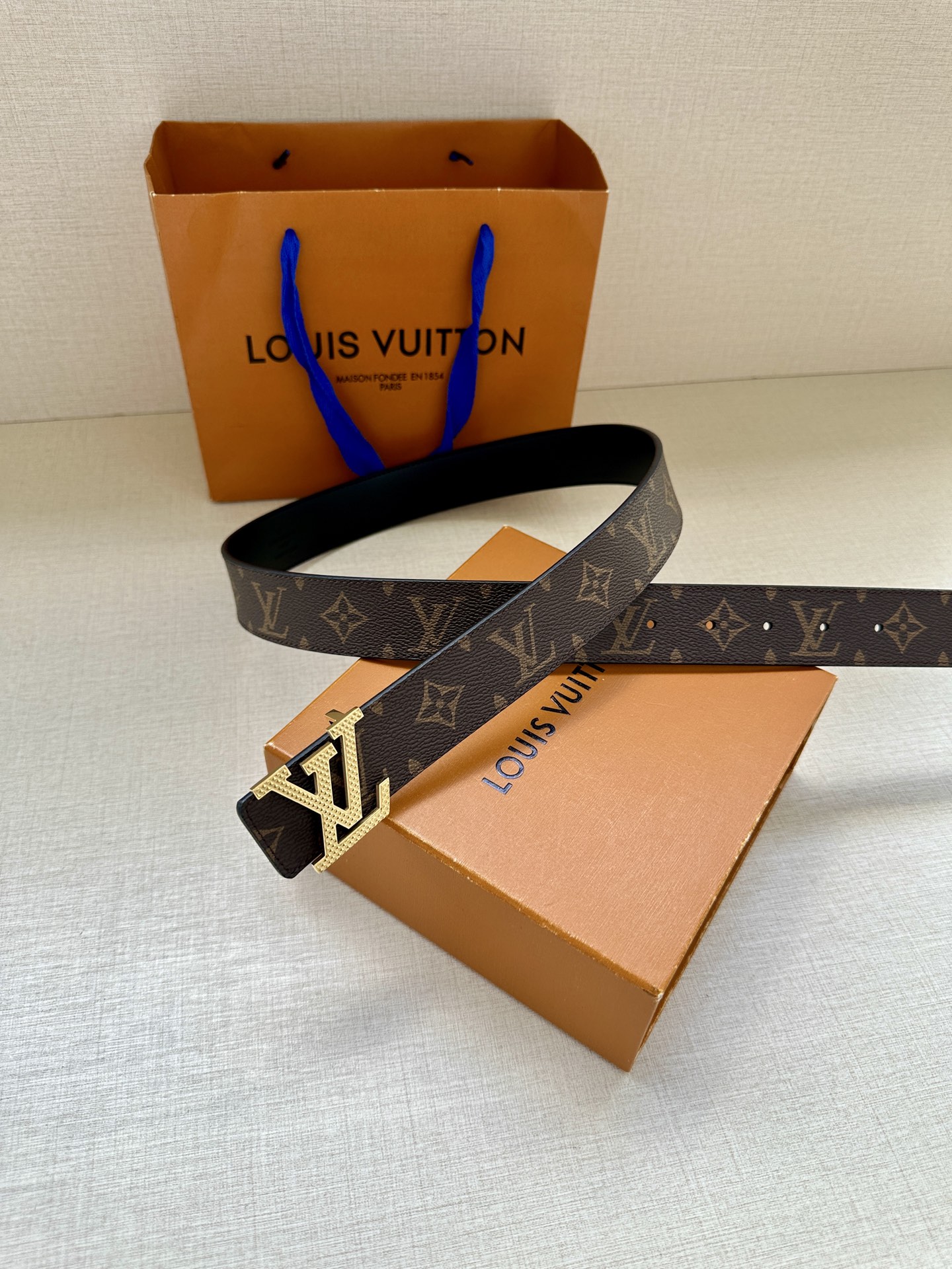 LV Initiales3.4宽腰带取材 Monogram Eclipse 帆布和素净牛皮，为标志性 L