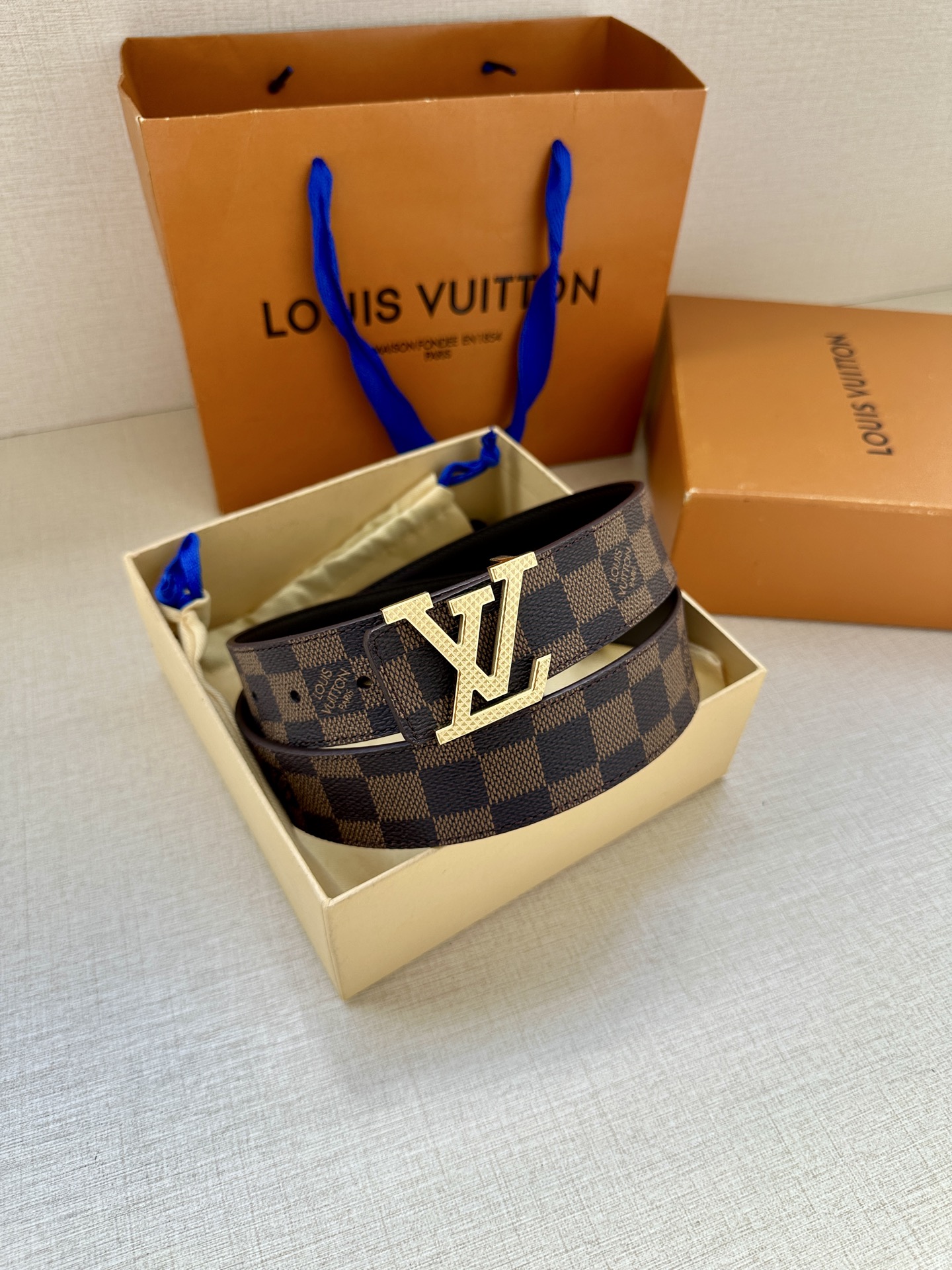 LV Initiales3.4宽腰带取材 Monogram Eclipse 帆布和素净牛皮，为标志性 L