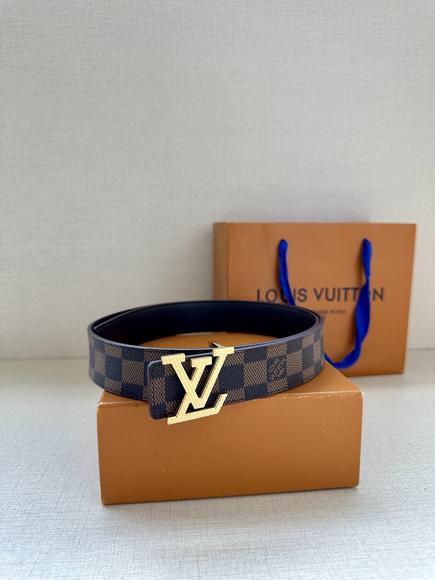 LV Initiales3.4宽腰带取材 Monogram Eclipse 帆布和素净牛皮，为标志性 L