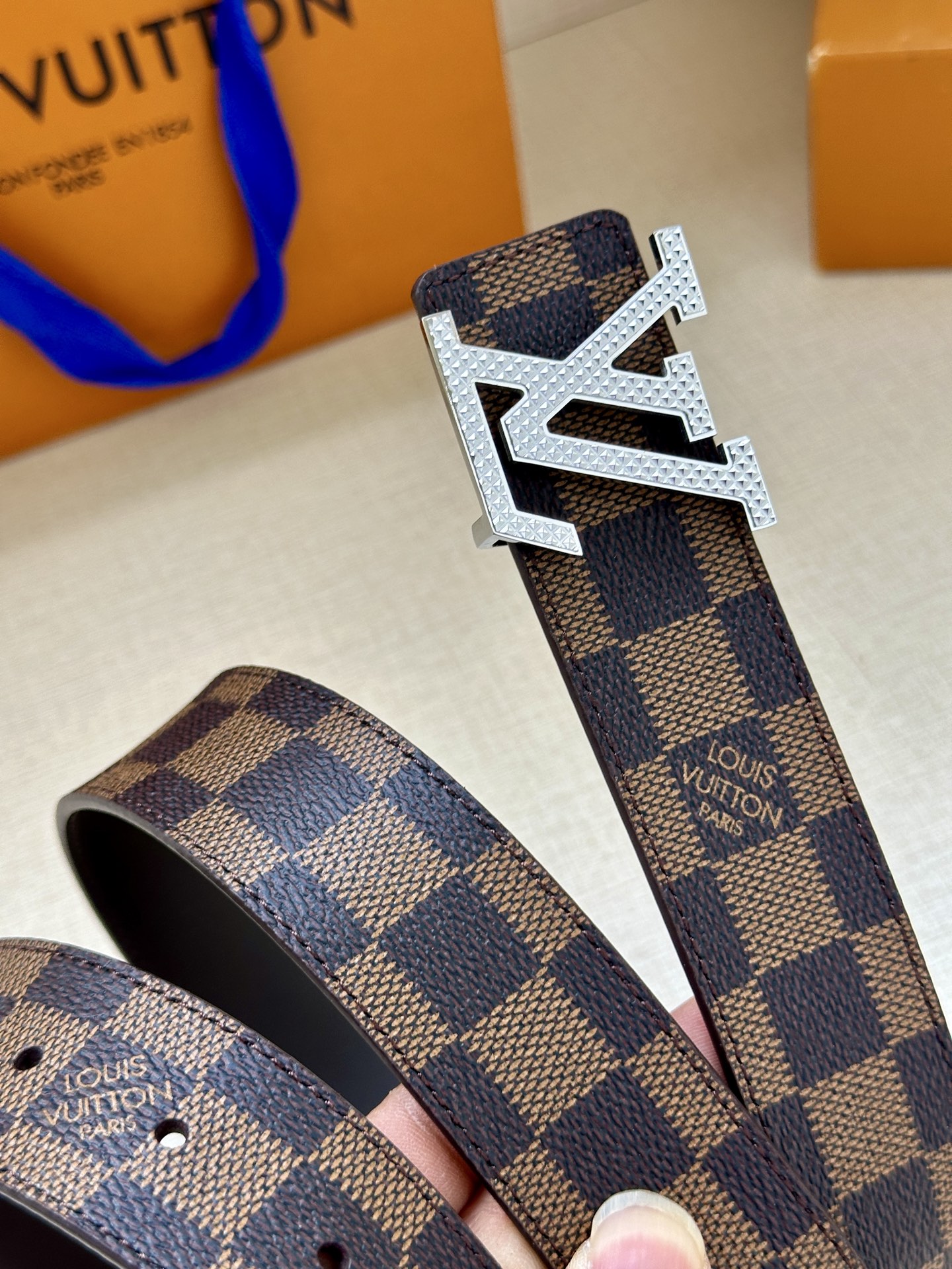 LV Initiales3.4宽腰带取材 Monogram Eclipse 帆布和素净牛皮，为标志性 L