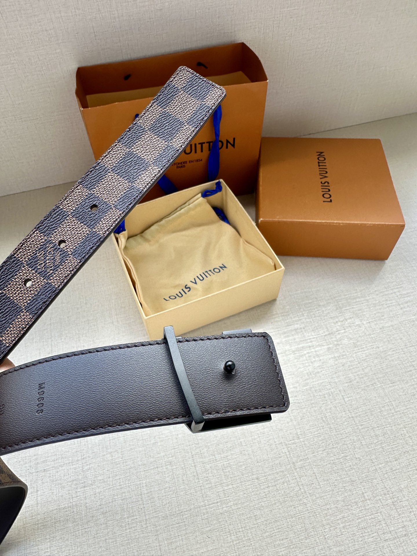 LV Initiales3.4宽腰带取材 Monogram Eclipse 帆布和素净牛皮，为标志性 L