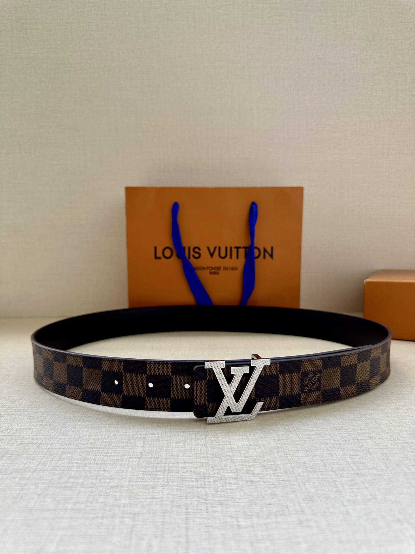 LV Initiales3.4宽腰带取材 Monogram Eclipse 帆布和素净牛皮，为标志性 L