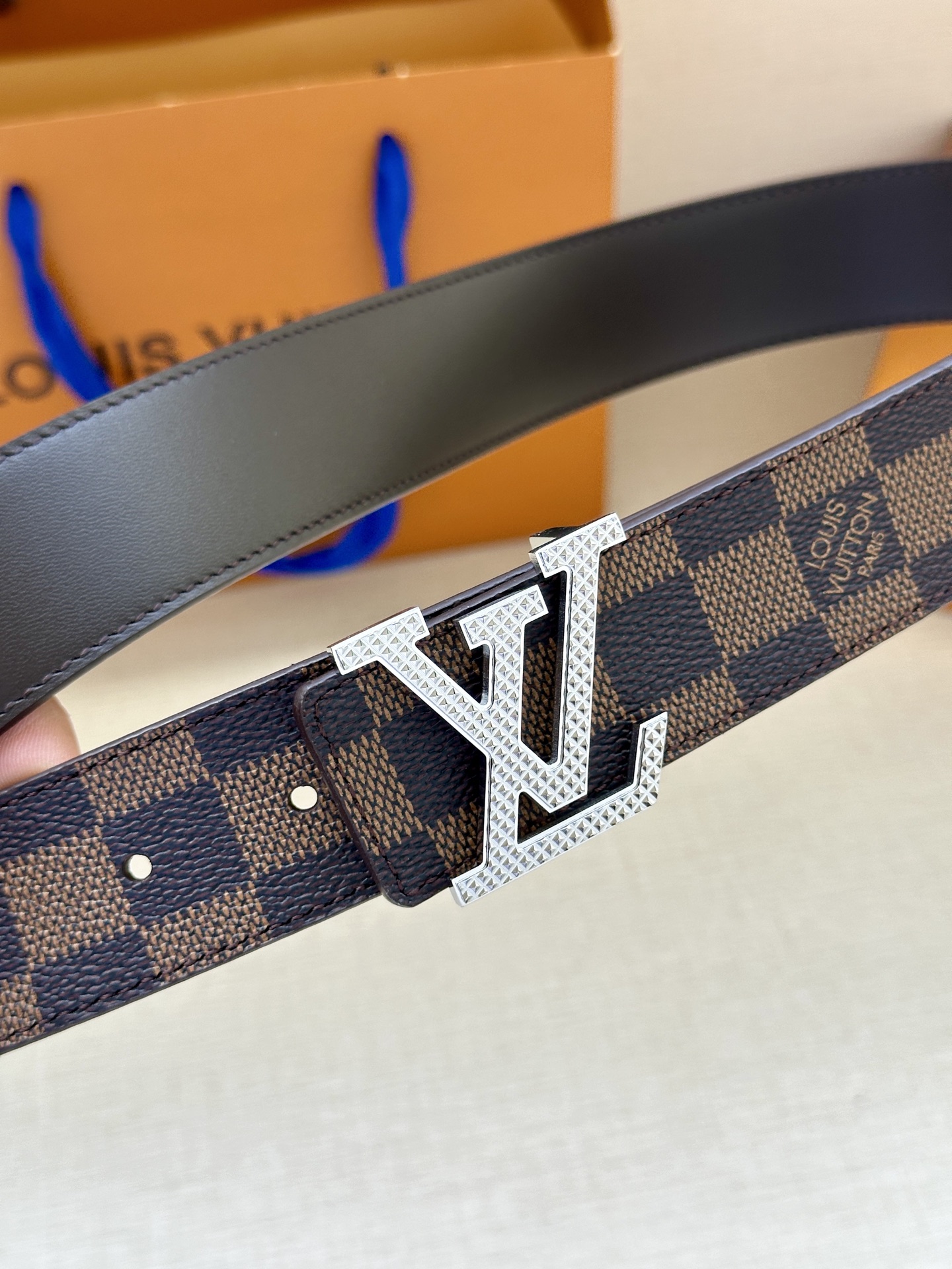 LV Initiales3.4宽腰带取材 Monogram Eclipse 帆布和素净牛皮，为标志性 L