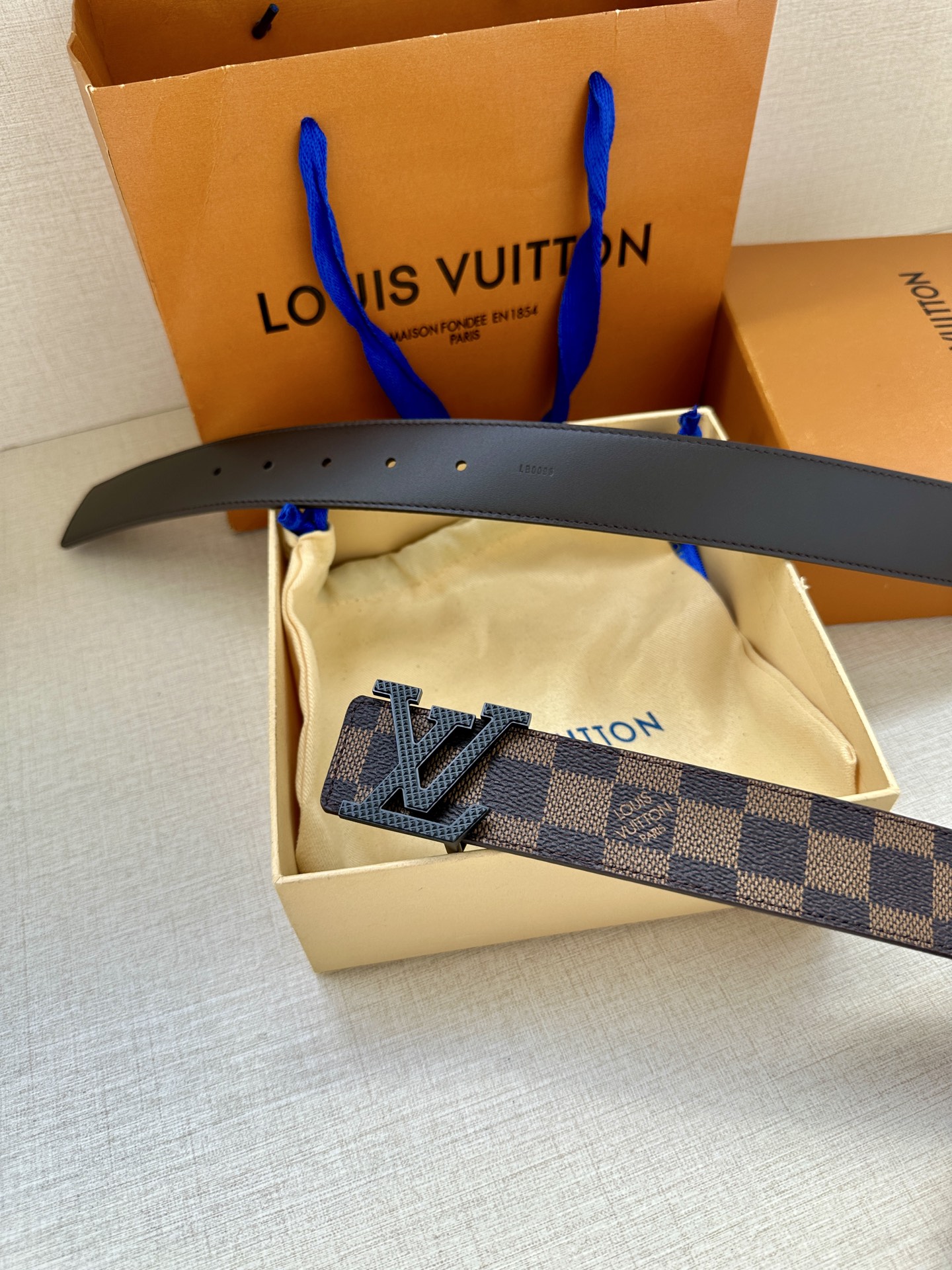 LV Initiales3.4宽腰带取材 Monogram Eclipse 帆布和素净牛皮，为标志性 L