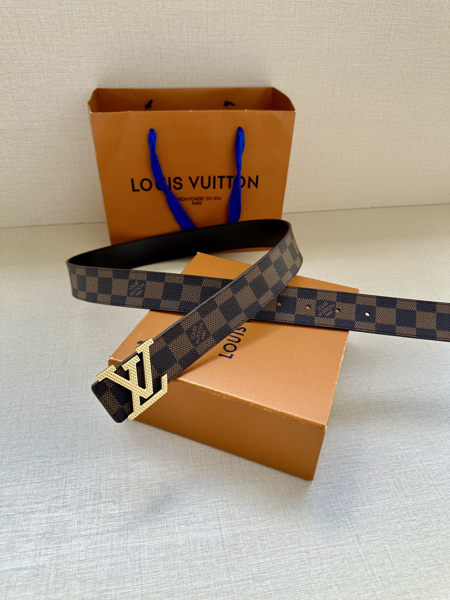 LV Initiales3.4宽腰带取材 Monogram Eclipse 帆布和素净牛皮，为标志性 L