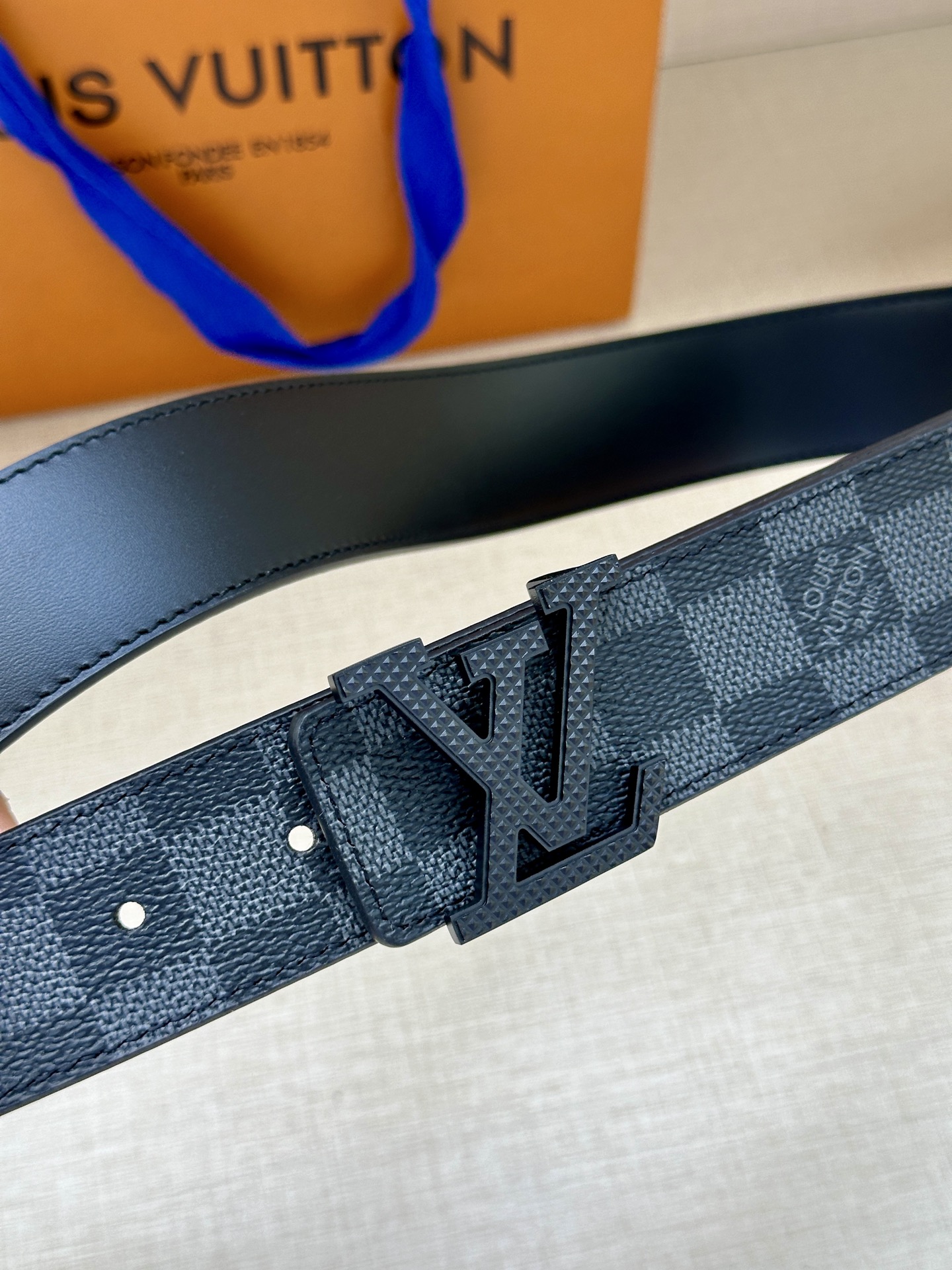 LV Initiales3.4宽腰带取材 Monogram Eclipse 帆布和素净牛皮，为标志性 L